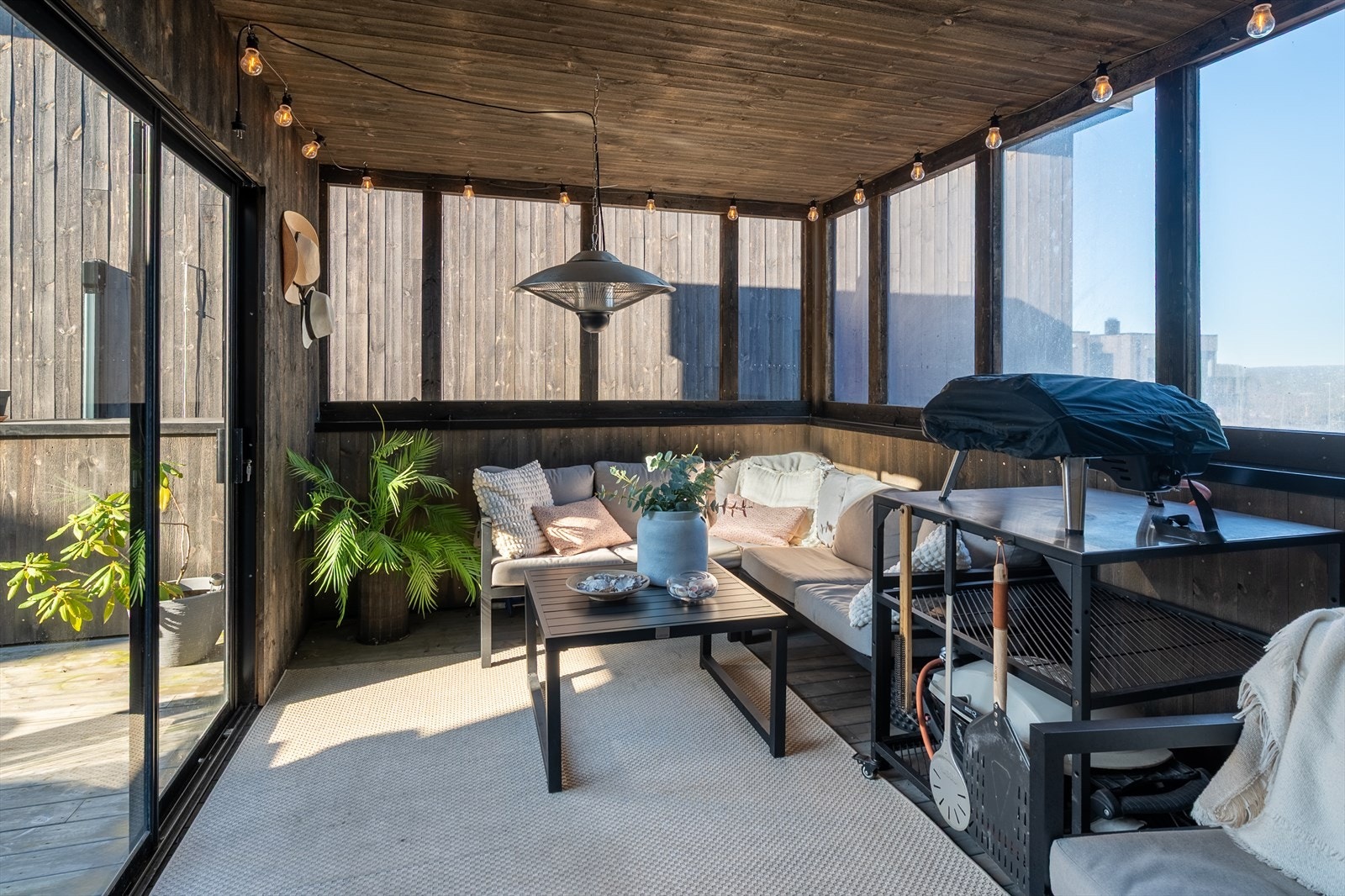 Utestuen er 10 m², med store vindusflater og skyvedører til terrassen Galleribilde