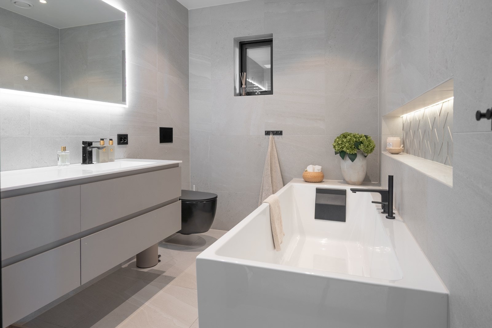 Delikat bad med sorte detaljer Galleribilde