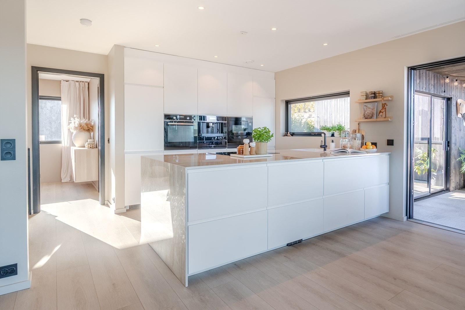 Påkostet kjøkken med eksklusiv benkeplate Galleribilde