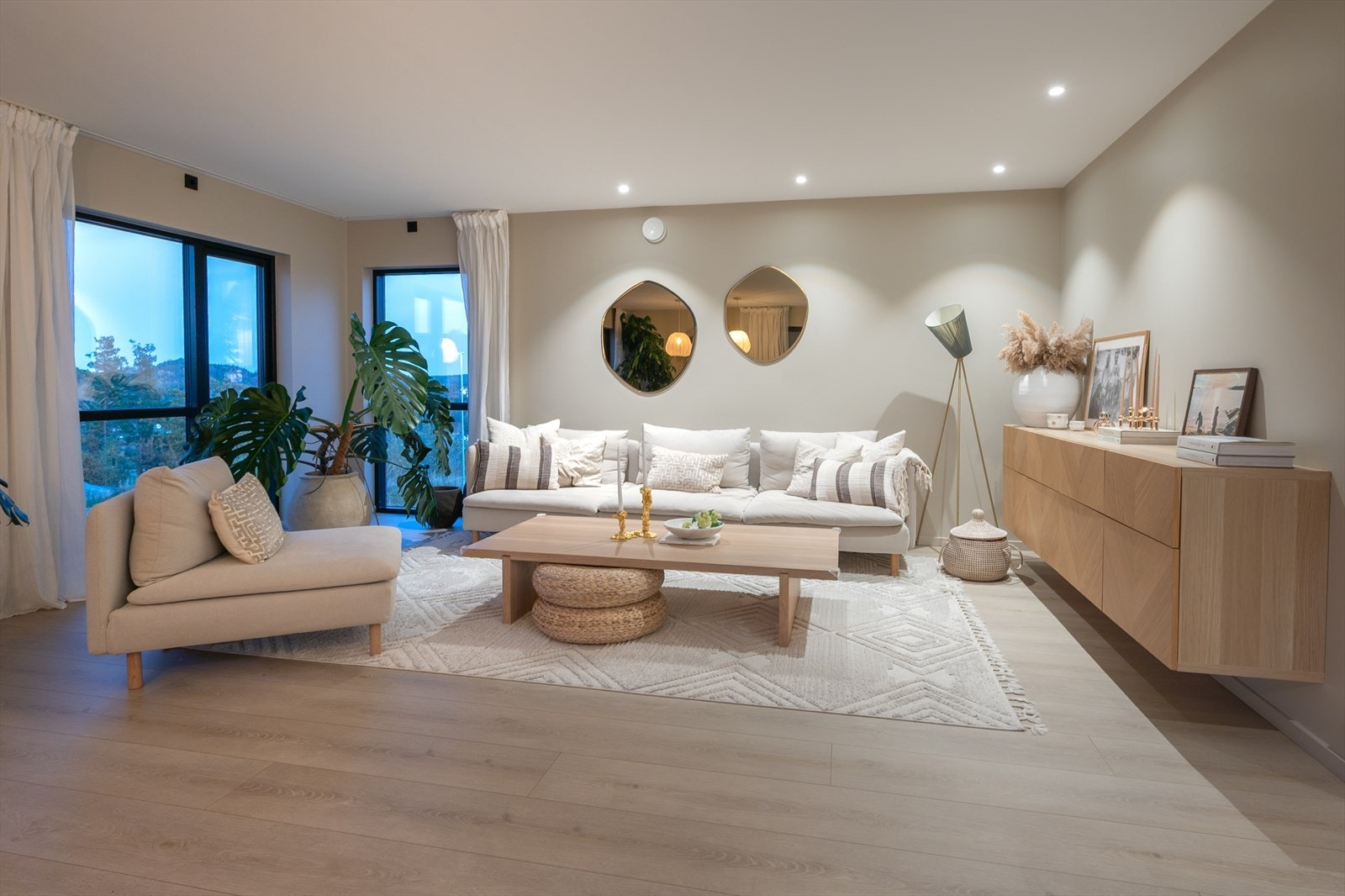 Fin belysning med downlights i tak Galleribilde