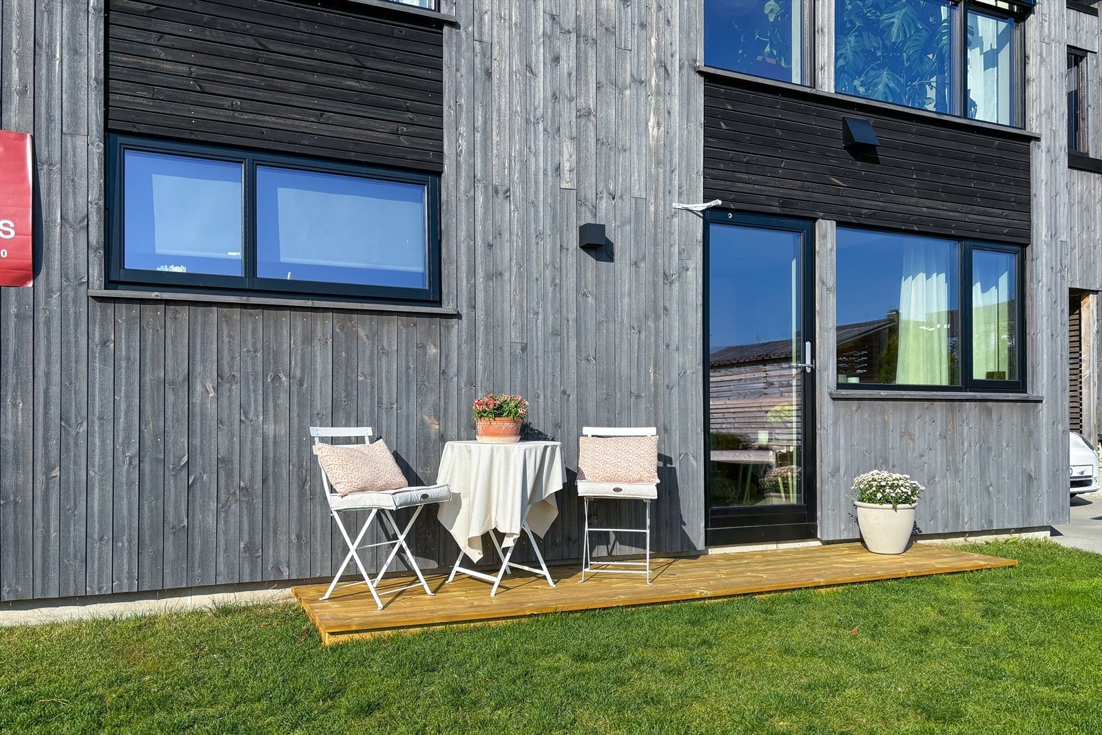 Eget inngangsparti med nyoppført platting Galleribilde