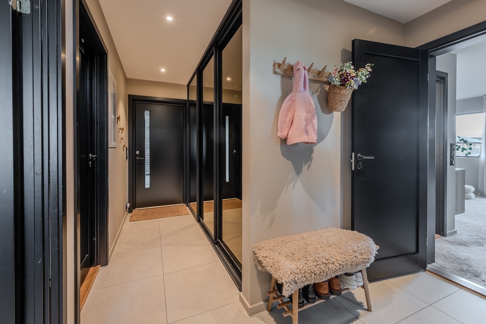 Entré/hall med spesialtilpassede skyvedører Galleribilde