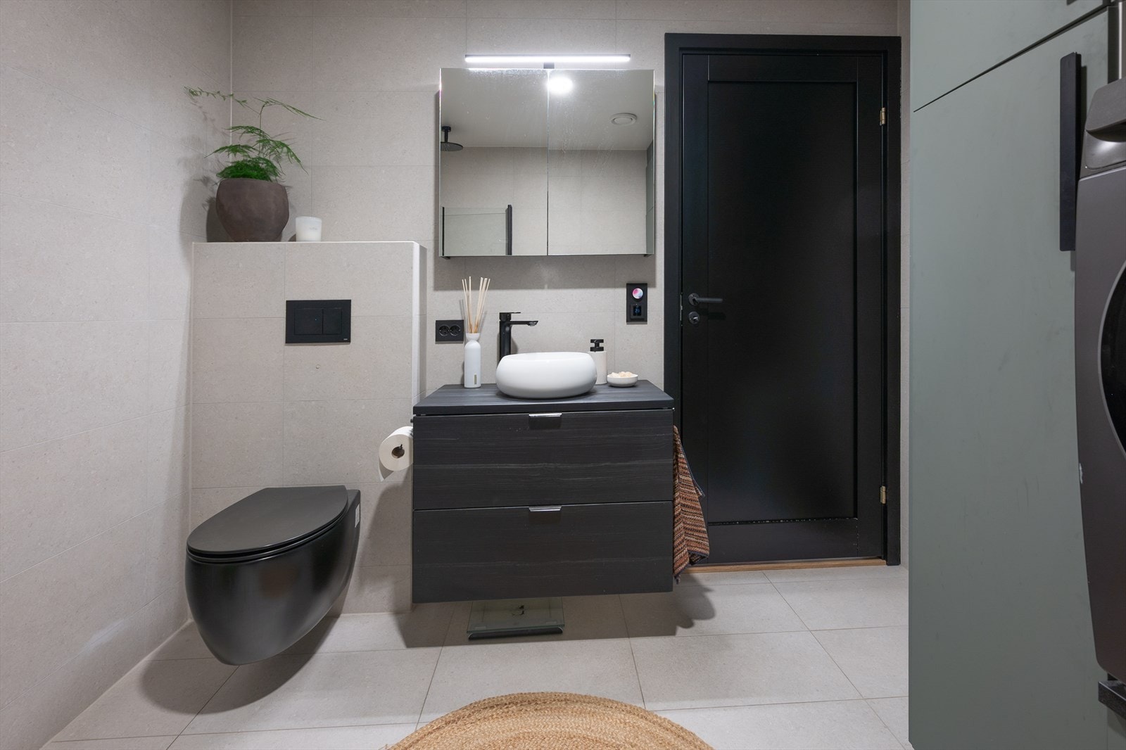 Kombinert bad/vaskerom med vegghengt wc Galleribilde