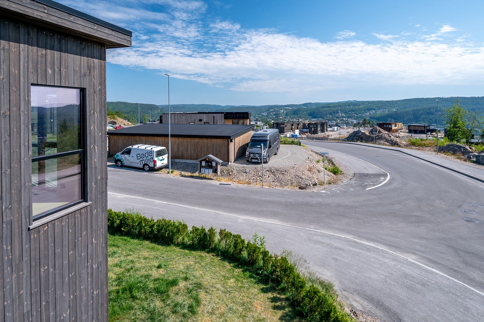 Langstrakt utsikt over bygda Galleribilde