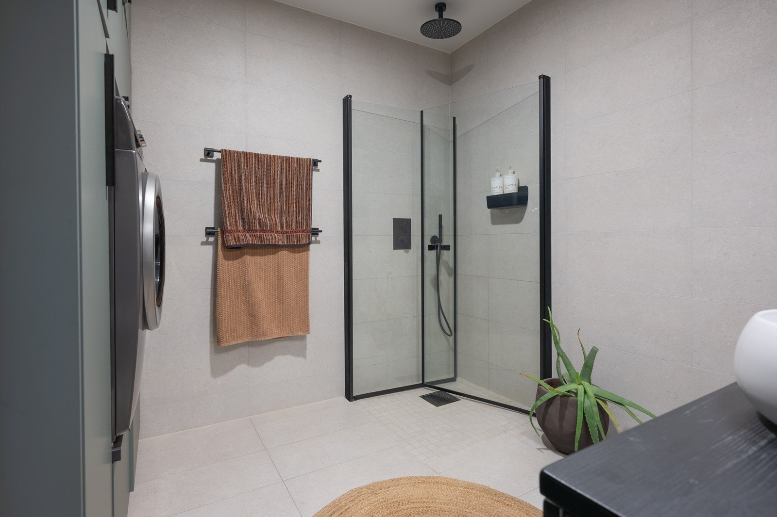 Regndusj og gjennomgående sorte detaljer Galleribilde