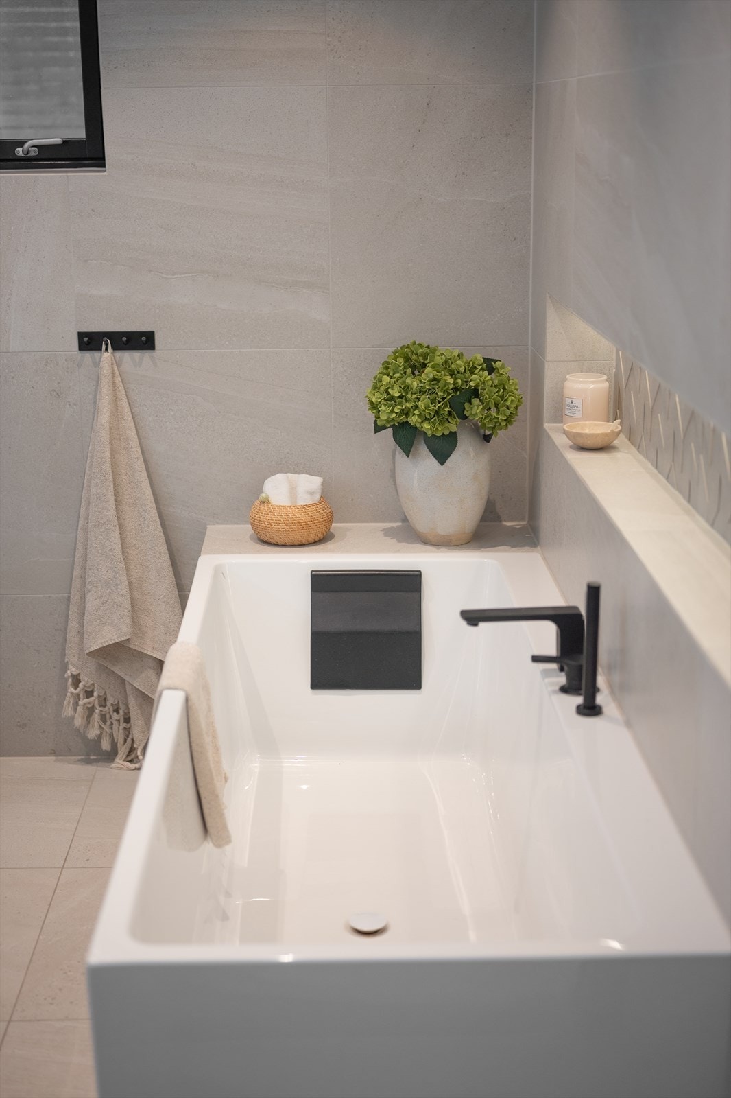 Jordfargede fliser og badekar Galleribilde