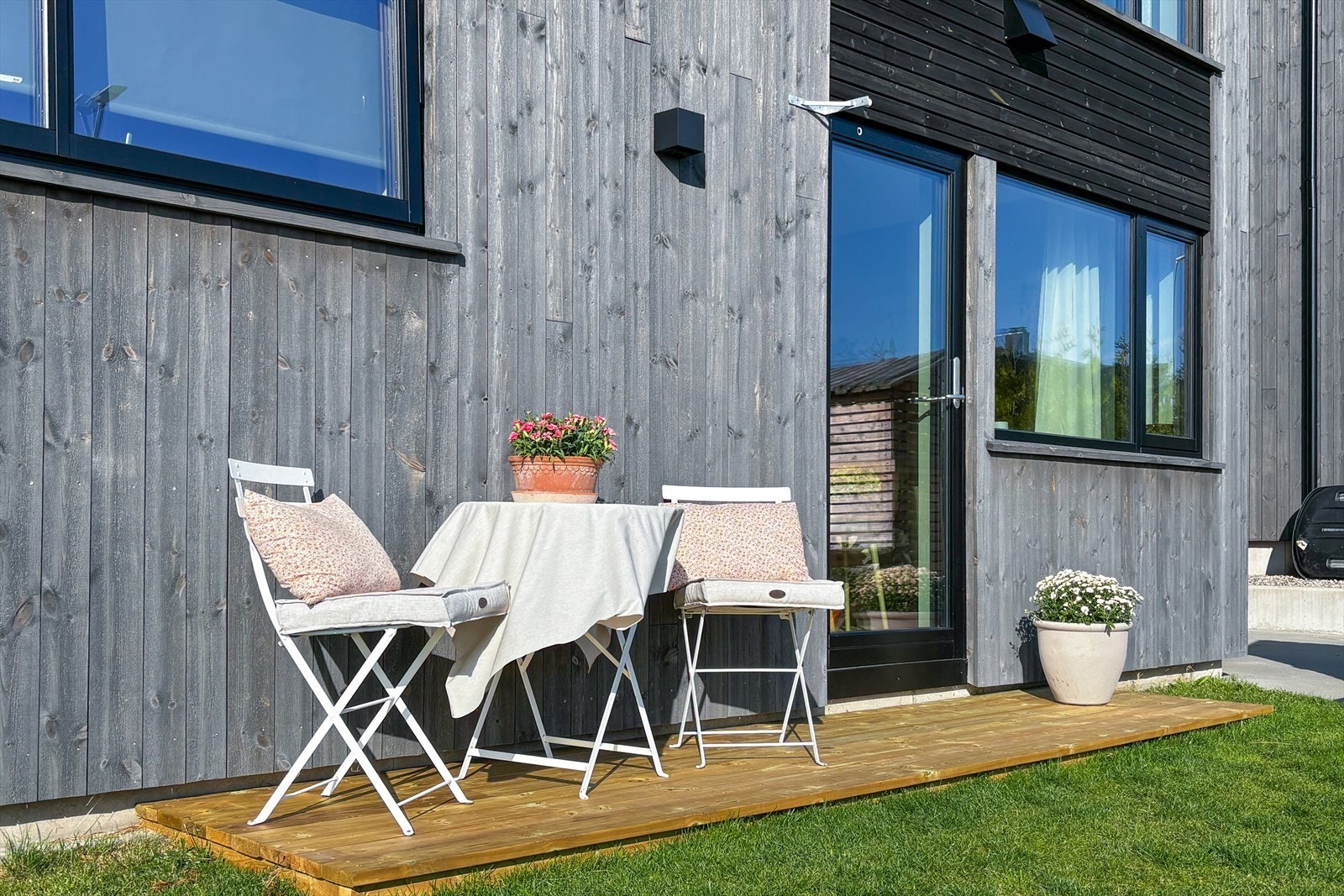 Egen solrik uteplass utenfor utleiedelen Galleribilde