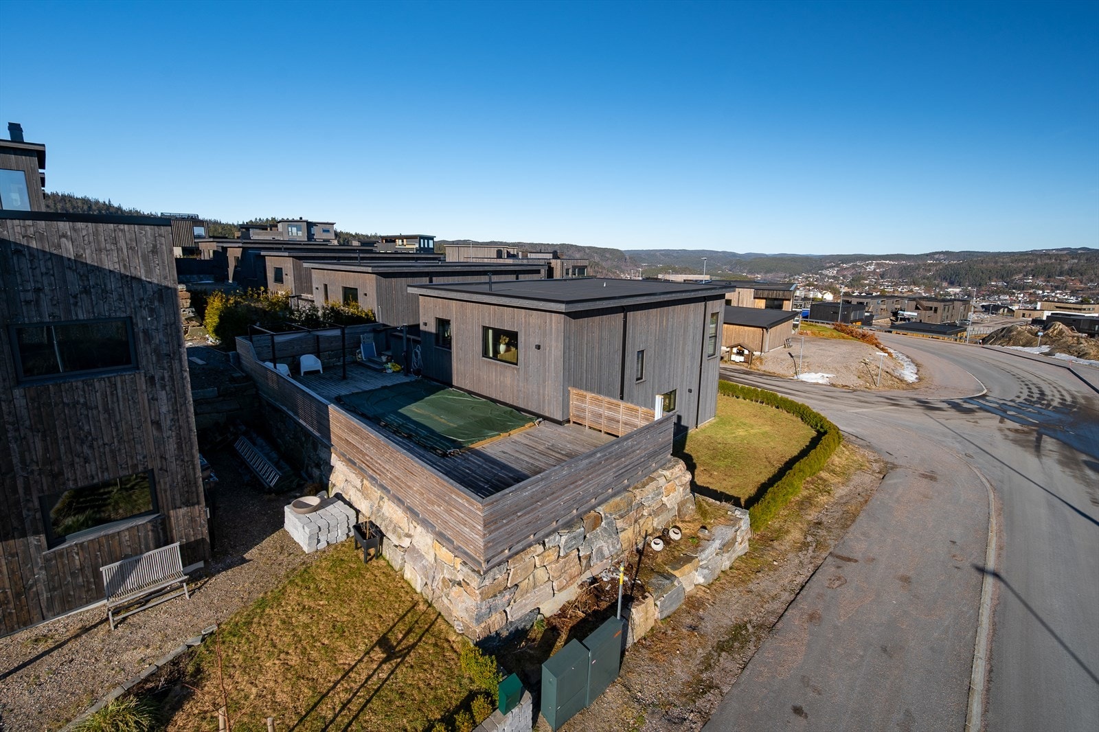 Stort terrasseanlegg med basseng Galleribilde