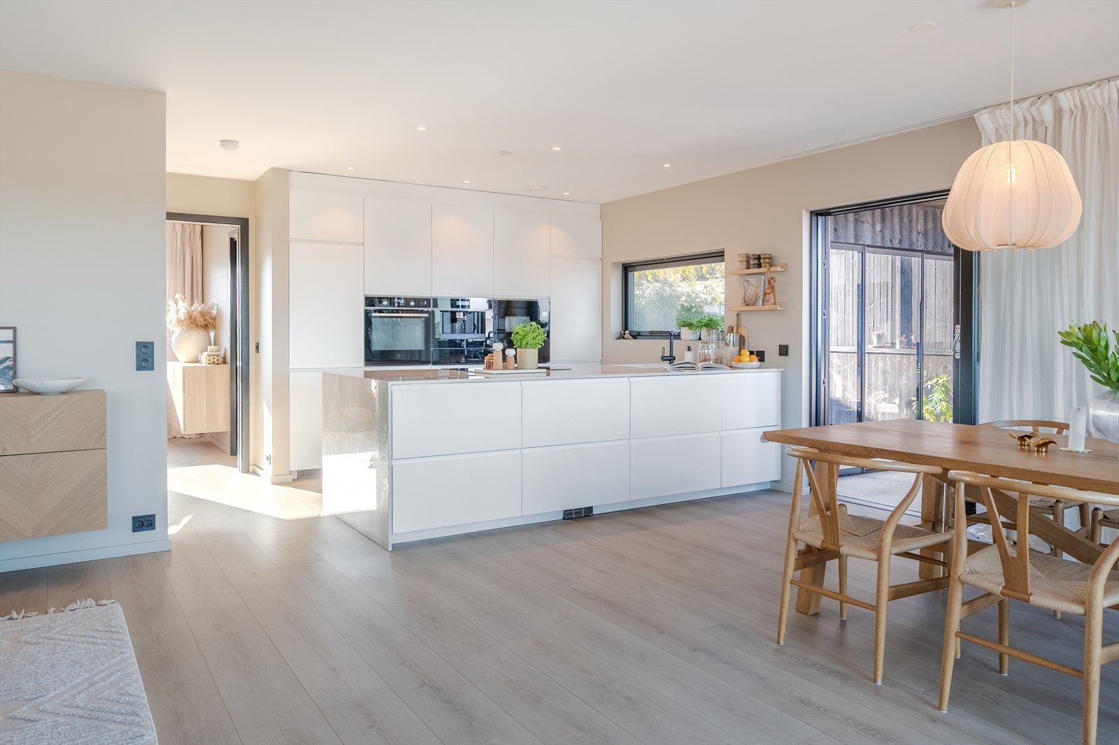 Åpen løsning mellom stue, spiseplass og kjøkken Galleribilde