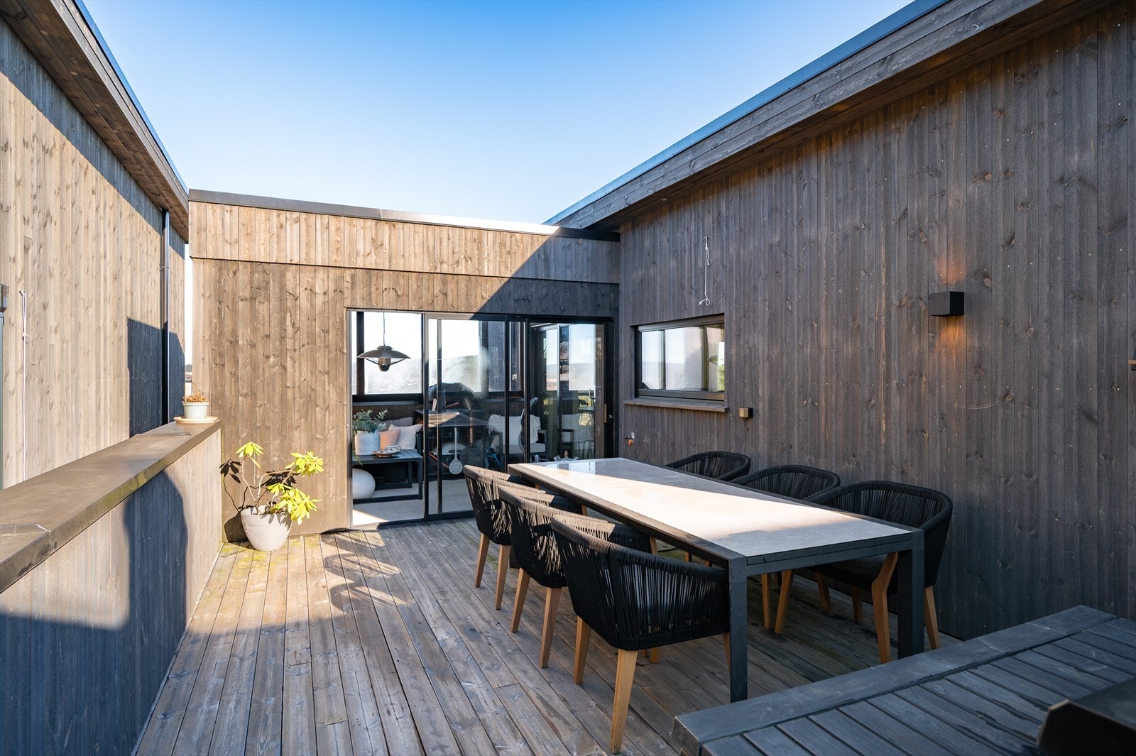 Takterrasse med utestue og skjermet, lun spiseplass Galleribilde