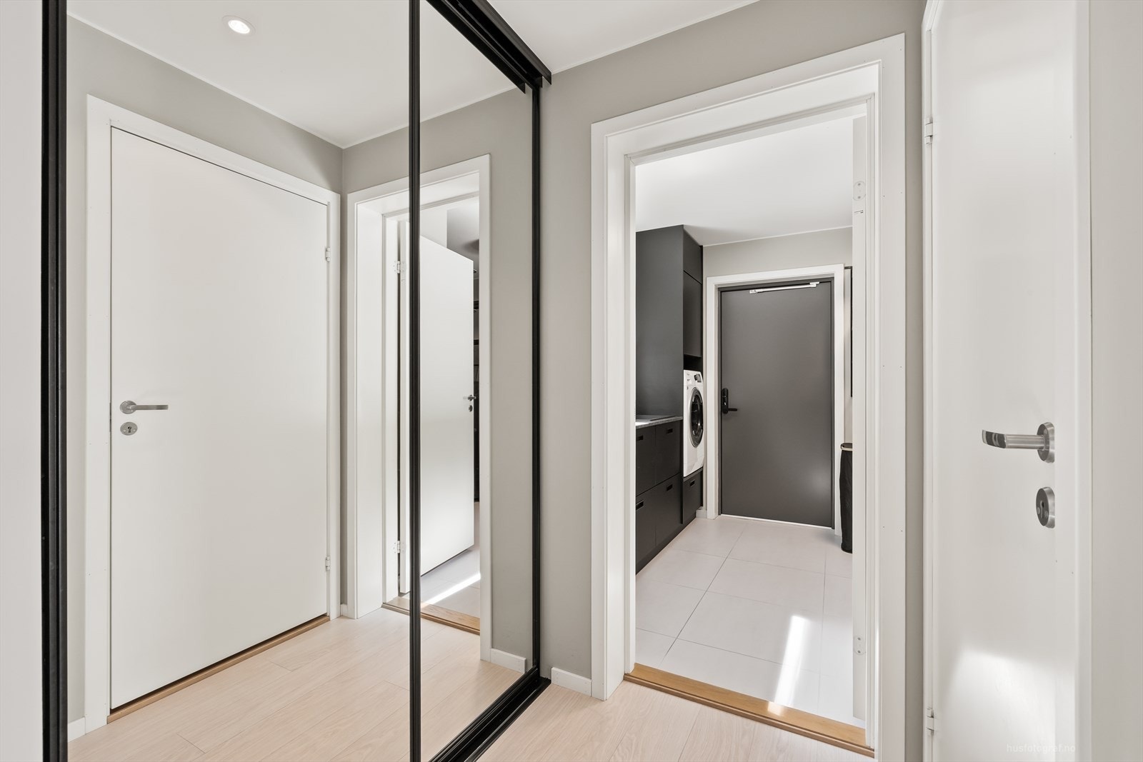 Egen inngang til vaskerom, og gang med skyvedørsgarderobe inn til hall. Galleribilde