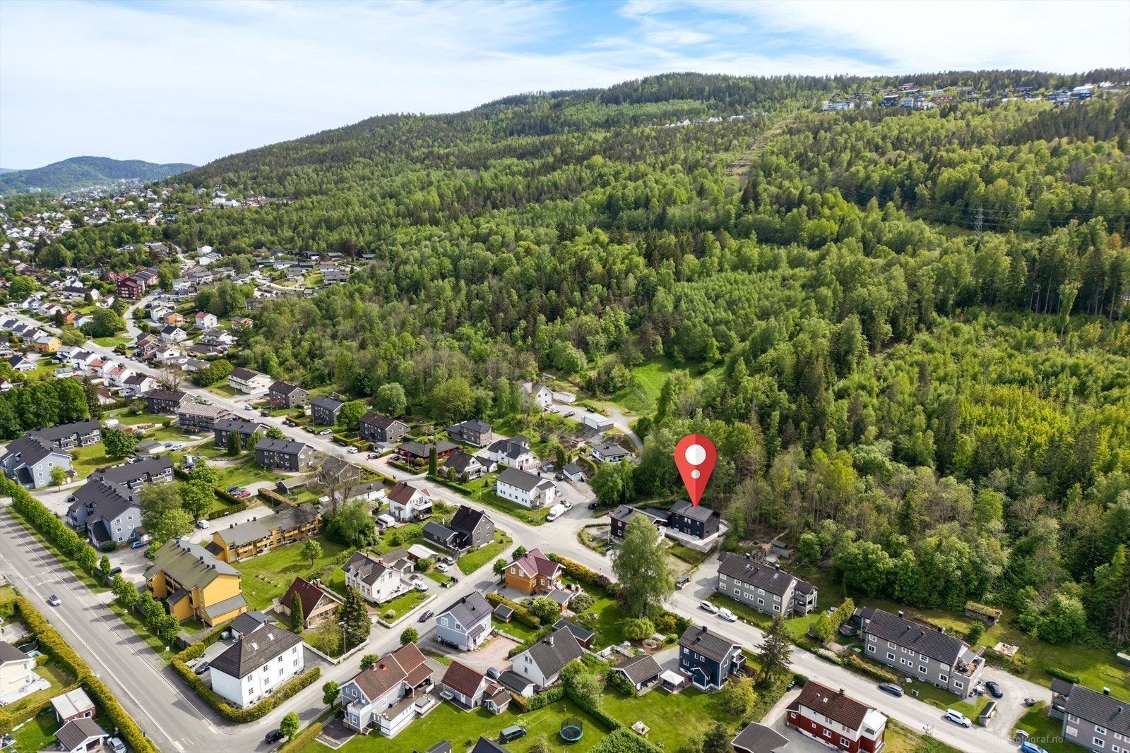 Boligen ligger på flatt terreng, barnevennlig og sentralt med gåavstand til det meste. Galleribilde