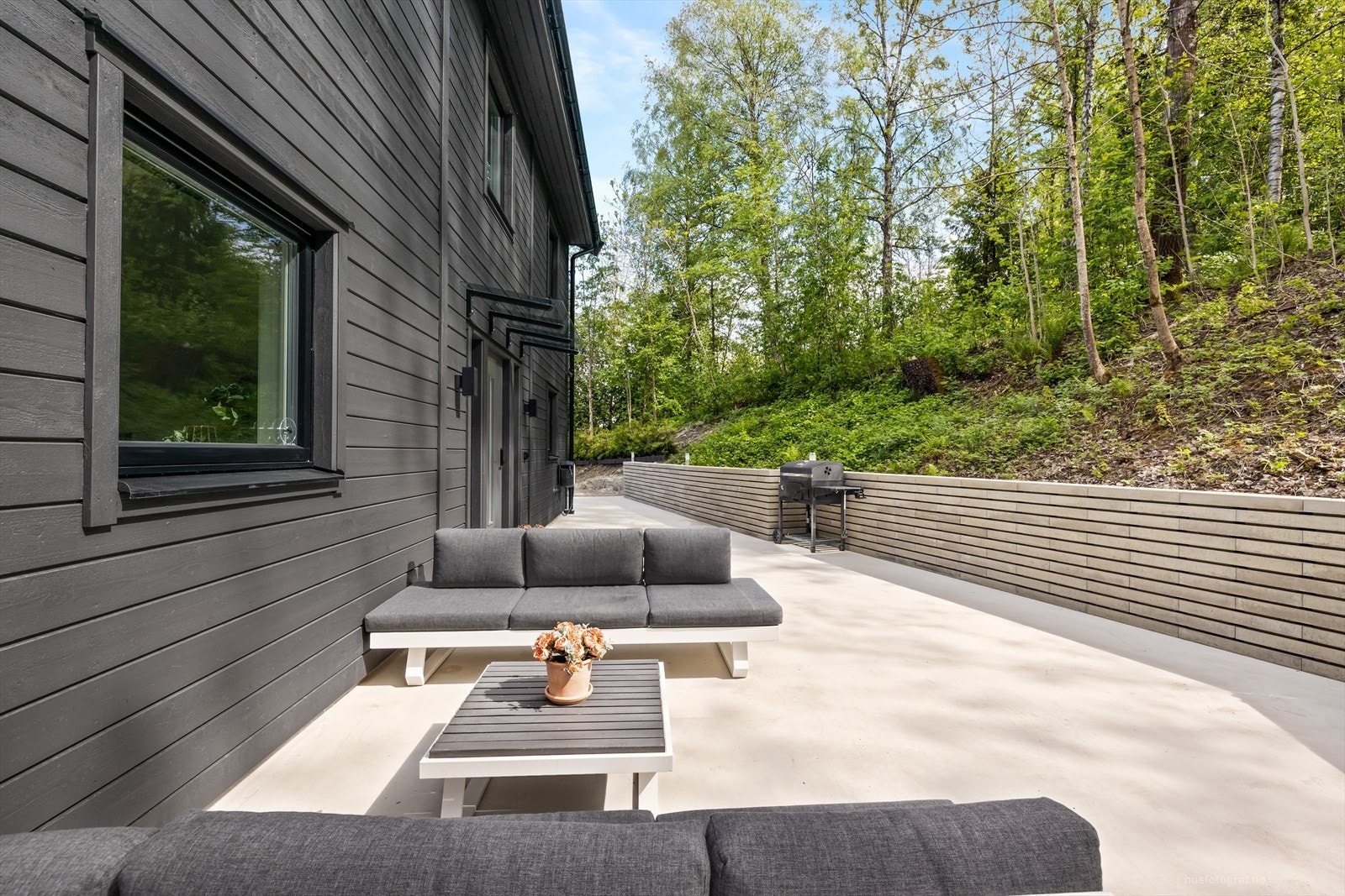 Det er også en nydelig, skjermet uteplass på baksiden av huset. Galleribilde