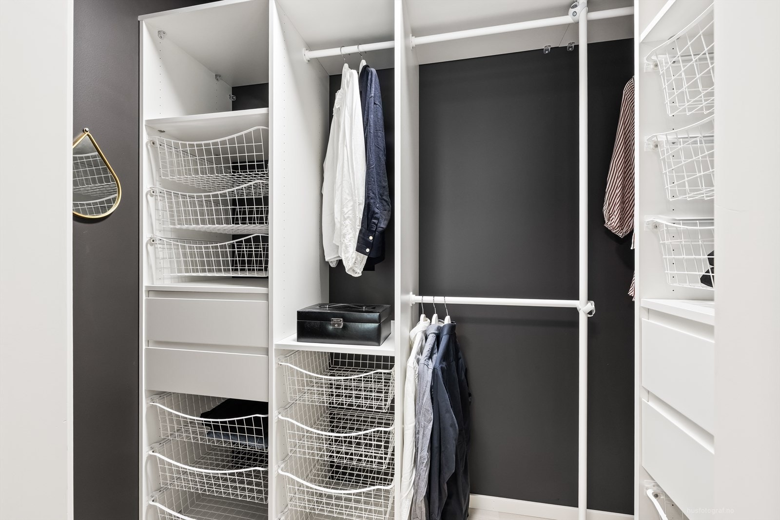 Garderoberom i forbindelse med soverommet. Galleribilde