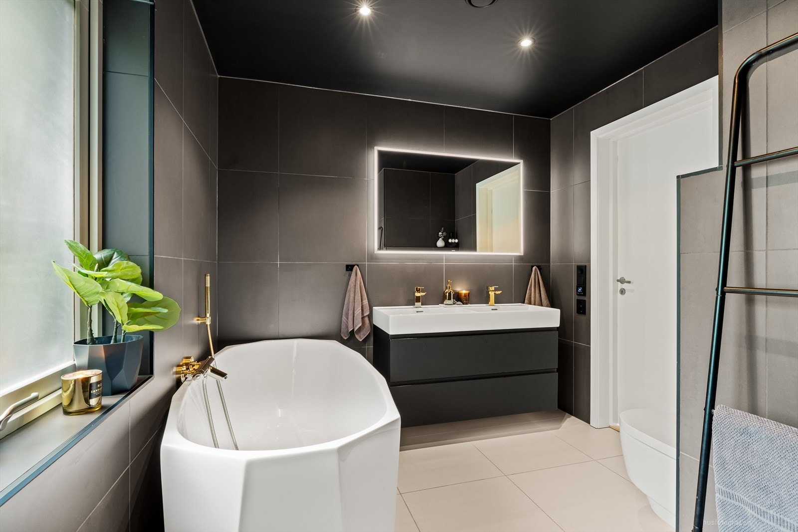 Badet har også badekar for avslapning, eller som badetid for de minste. Galleribilde