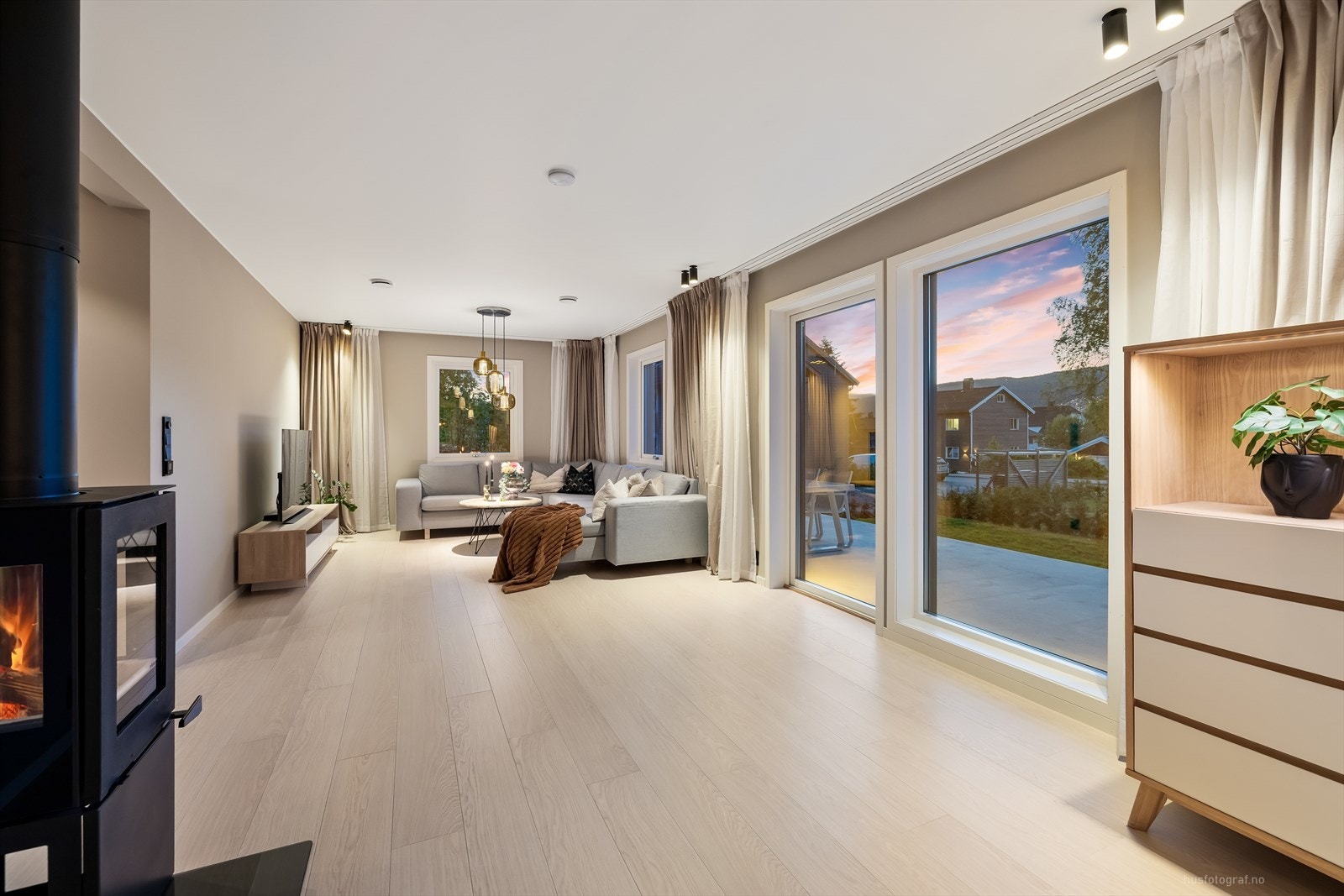 Her har du fin plass til både sofa og spisebord, med enkel tilgang på terrasse. Galleribilde