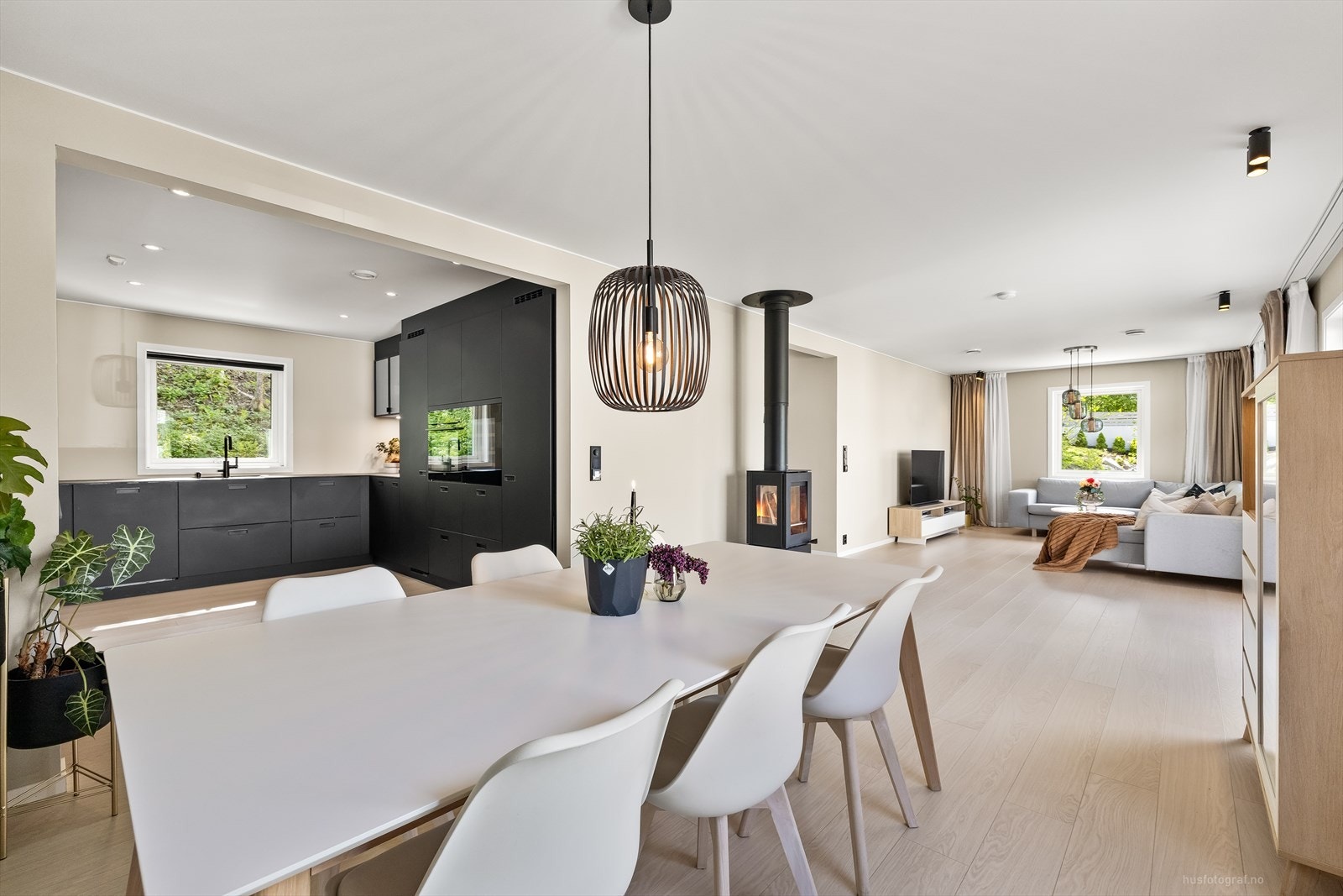 I stuen er det plass til et stort spisebord, og det er moderne, åpen løsning til kjøkkenet. Galleribilde