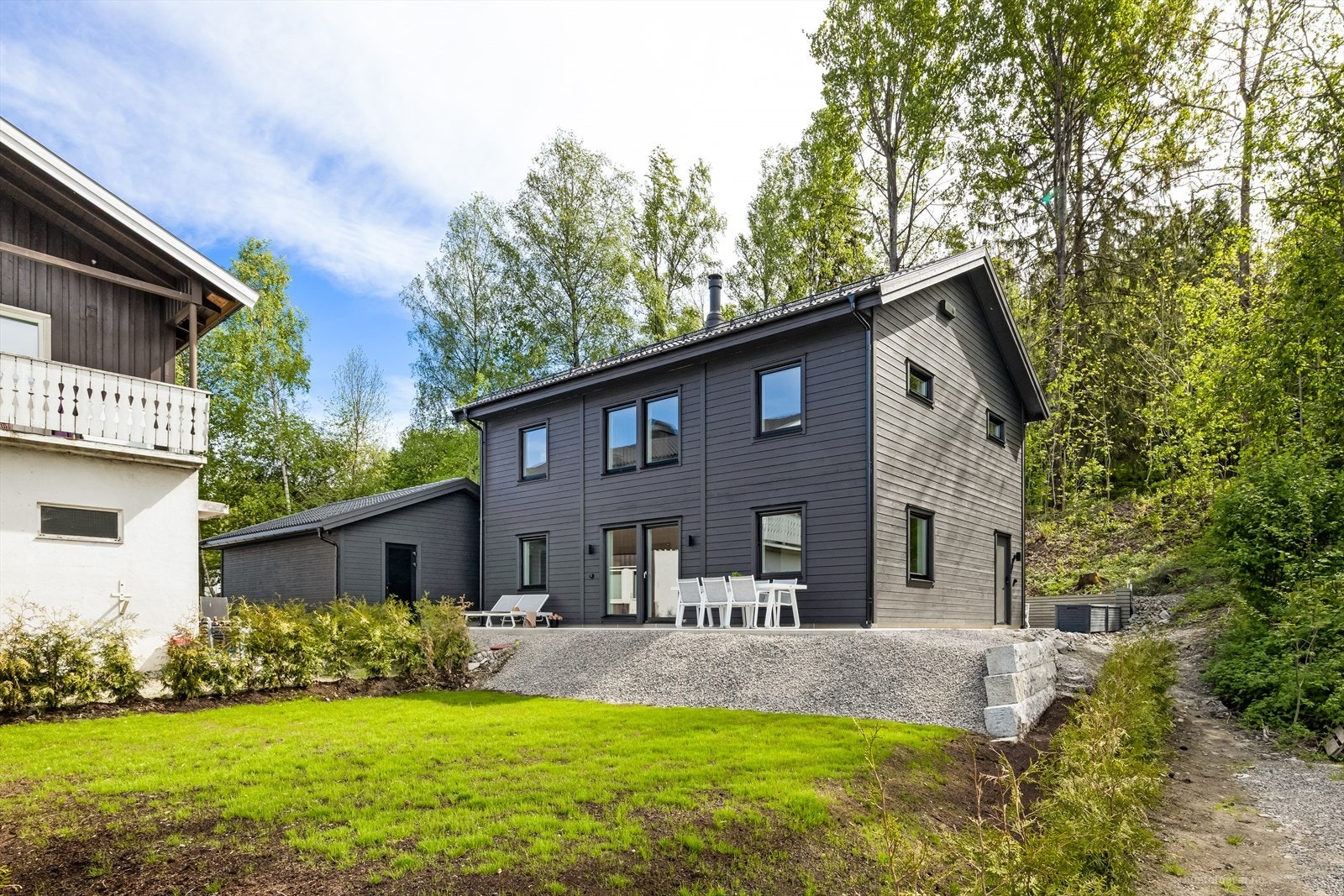 Det er tilgang på hage på fremsiden av boligen. Galleribilde