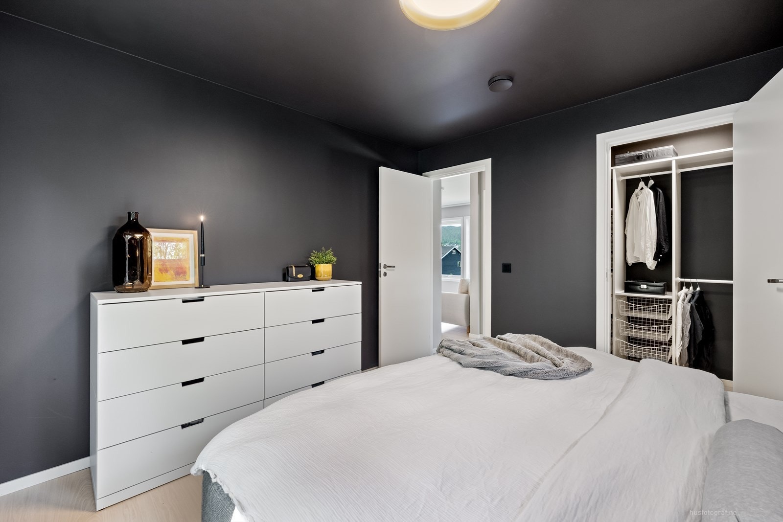 Hovedsoverom, med god plass til dobbeltseng og tilgang på garderobe. Galleribilde