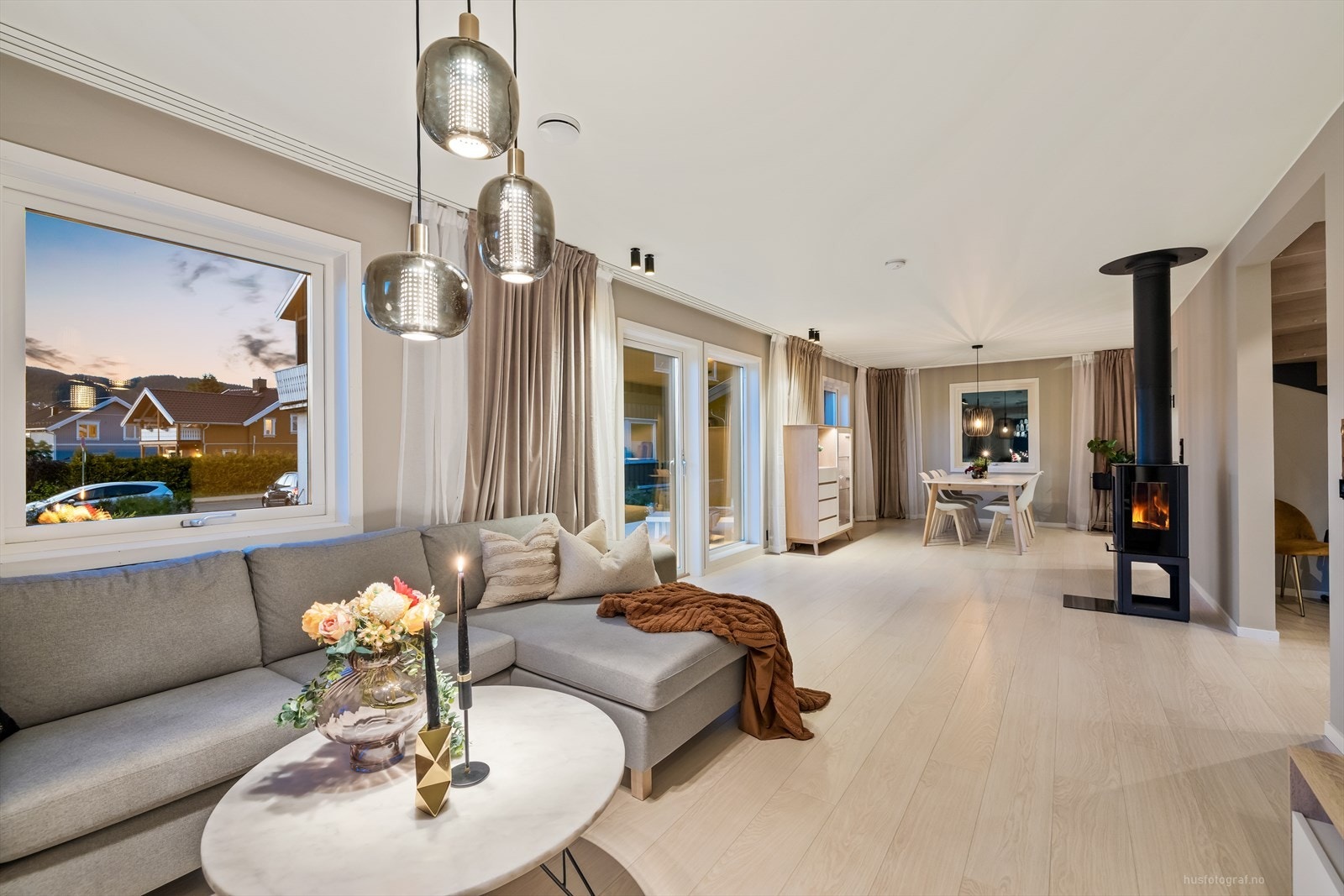 En luftig stue med peis for god varme på kaldere dager. Galleribilde