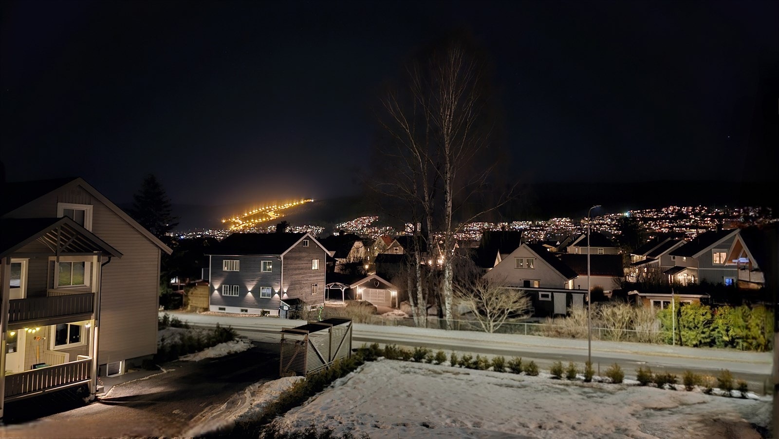 Privat bilde. På vinterstid lyser Aronsbakken og Åssiden/Øren opp fra boligen. Galleribilde