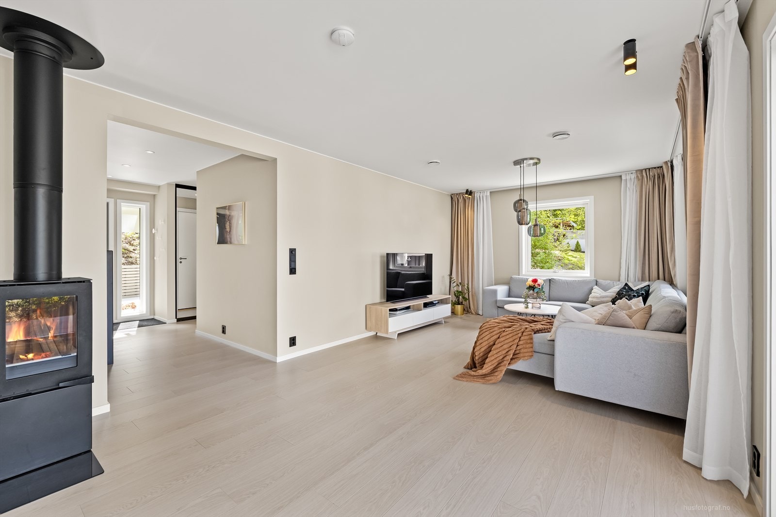 På gulvet er det lekker Pergo 1-stavs laminat - både praktisk og estetisk. Veggene er malt i tidsriktige fargetoner. Galleribilde