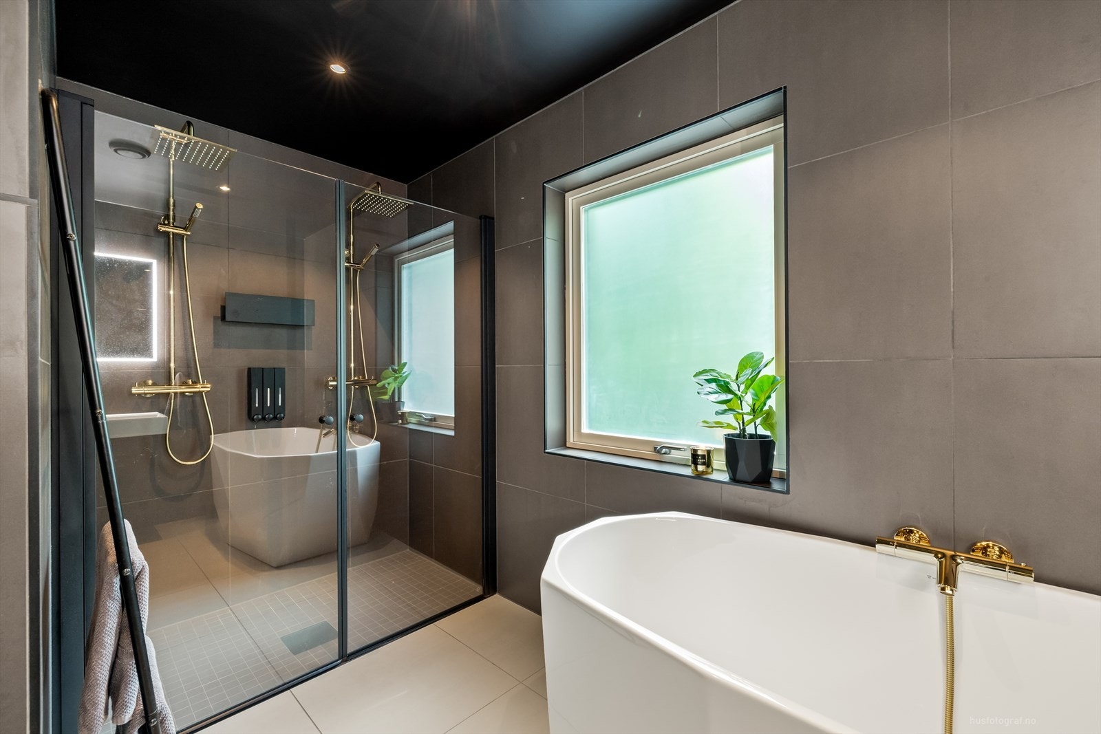 Boligen andre bad. Et lekkert og stilrent bak med stort dusjhjørne. Galleribilde