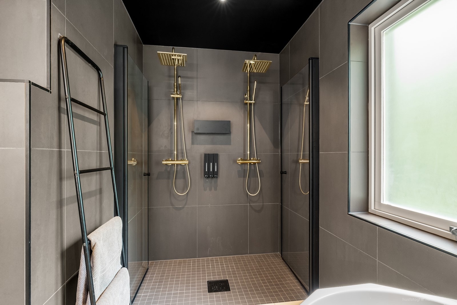 Dobbel dusj og delikat utforming. Galleribilde