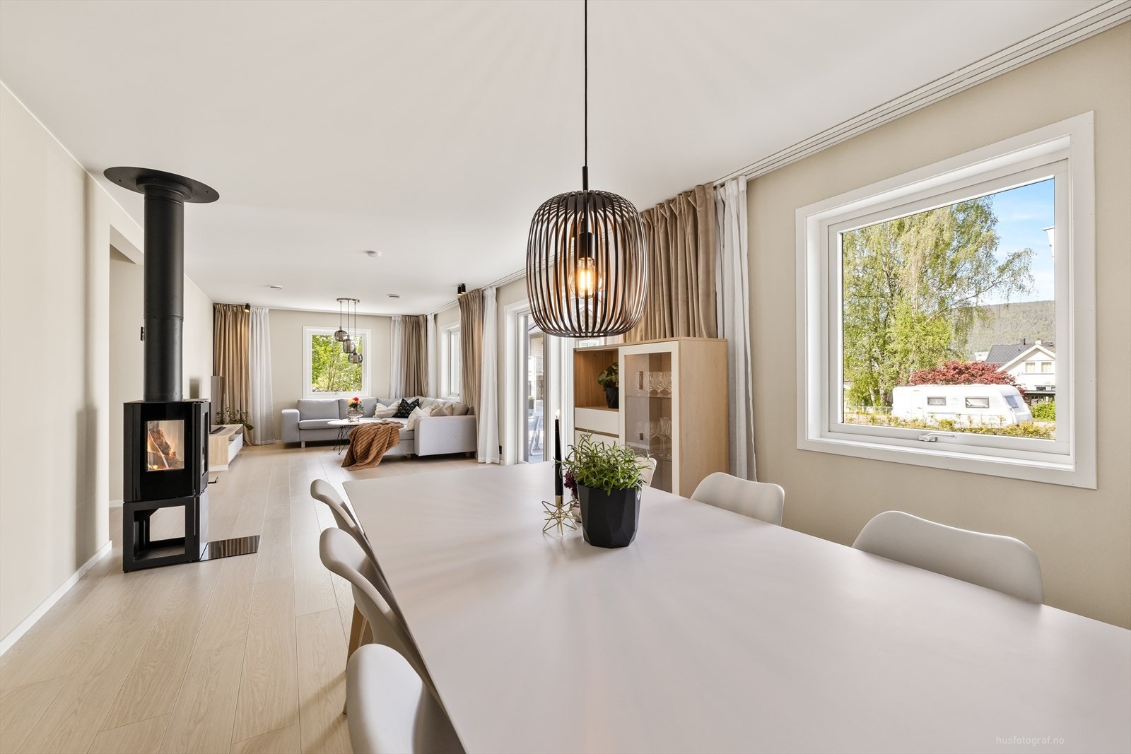 Det er flere vindusflater, noe som gir godt med naturlig lys i boligen. Galleribilde