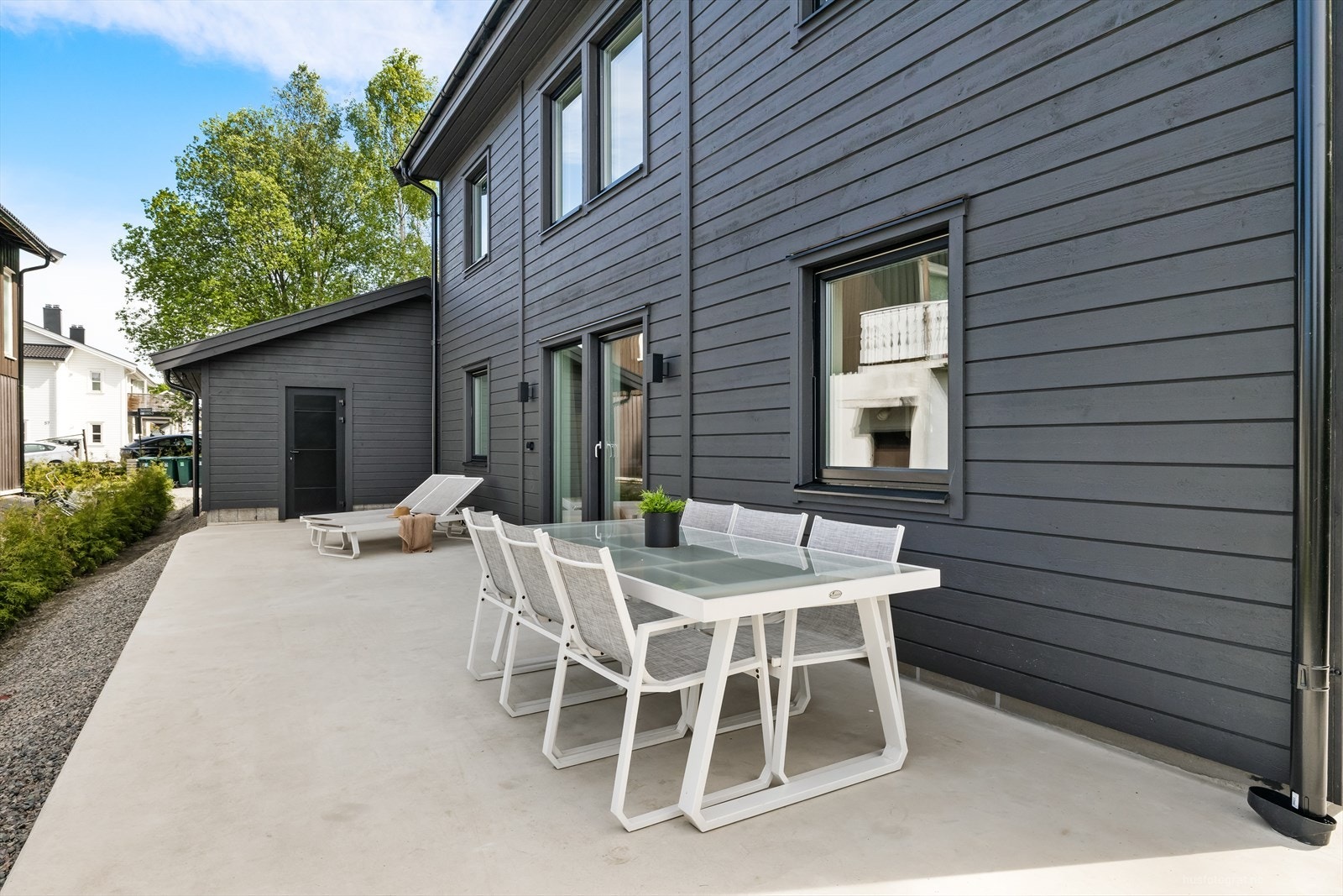 Flott uteplass på fremsiden av boligen, fin plass til både sittegruppe, spiseplass og grill. Enkel tilgang på bod bak garasje. Galleribilde