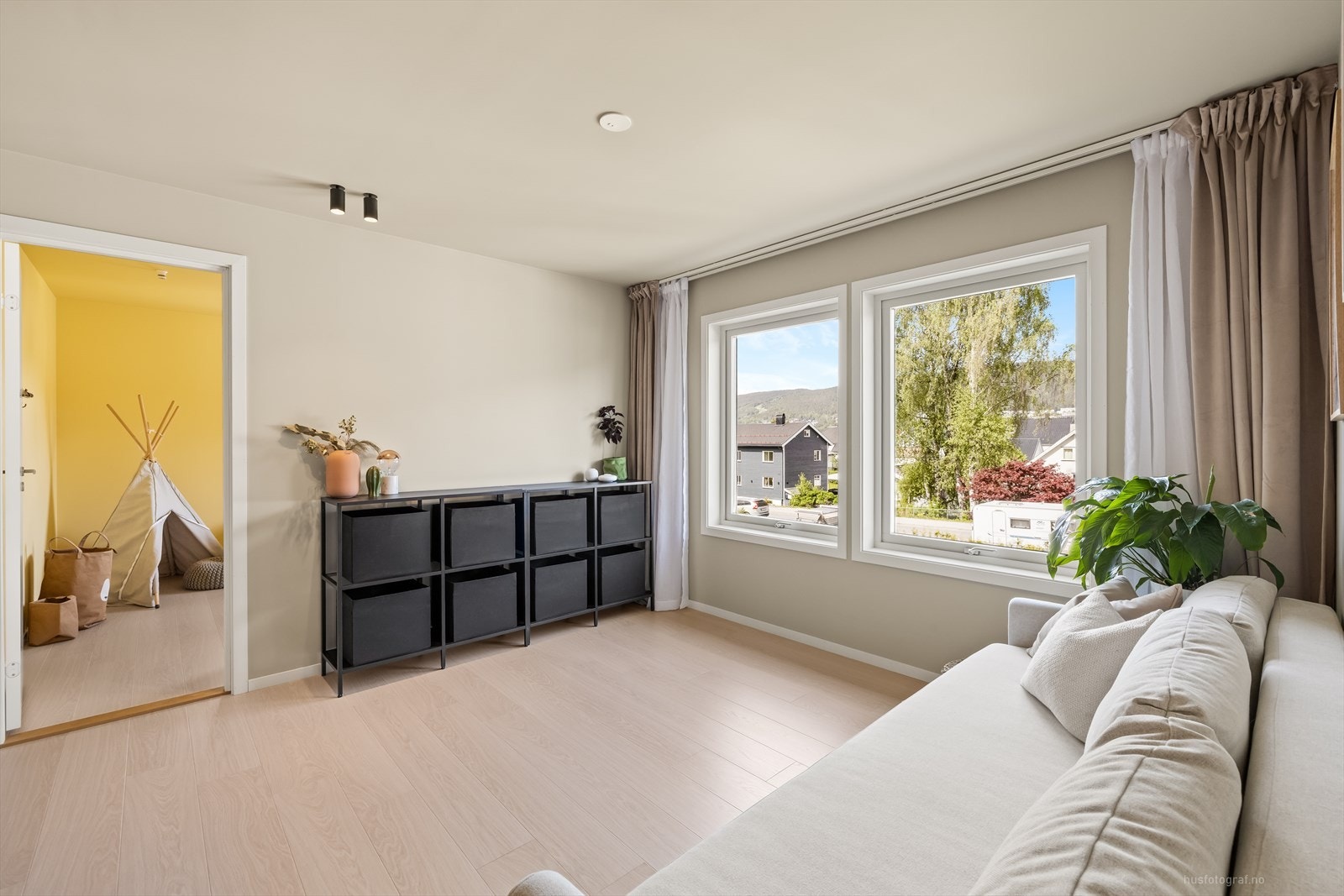 En ekstra stue i andre etasje, med nydelig utsikt over området. Galleribilde