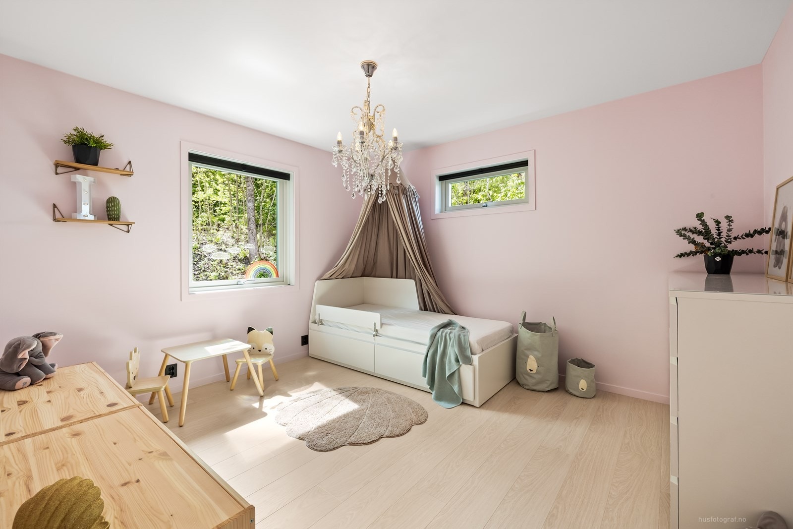 Soverommet har fin plass til seng og skrivebord. Galleribilde