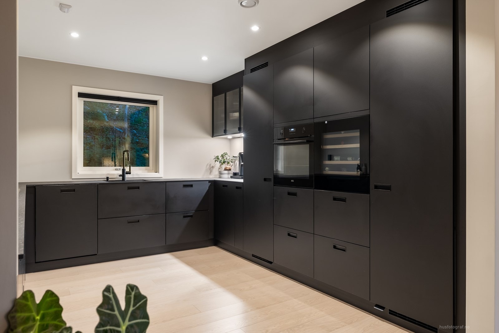 Her har du integrerte hvitevarer i form av komfyr, vinskap, oppvaskmaskin, kjøleskap, fryseskap og platetopp. Galleribilde