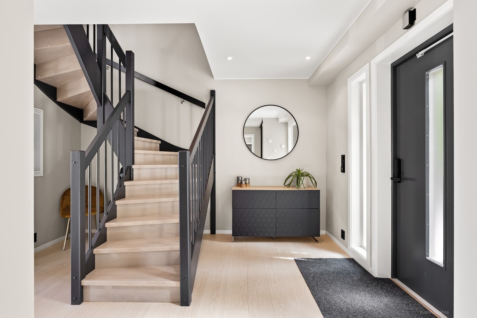 Stilig trapp opp til 2. etasje. Galleribilde