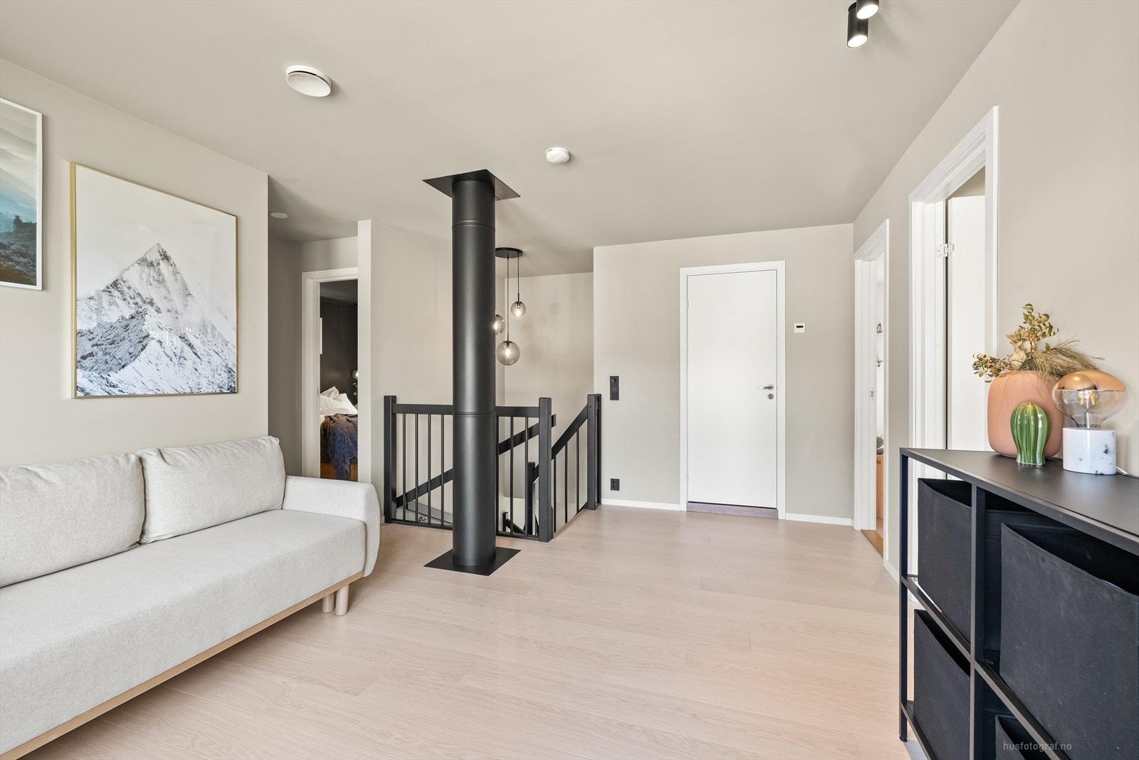 I andre etasje finner man stue, 4 soverom, bad og bod. Galleribilde