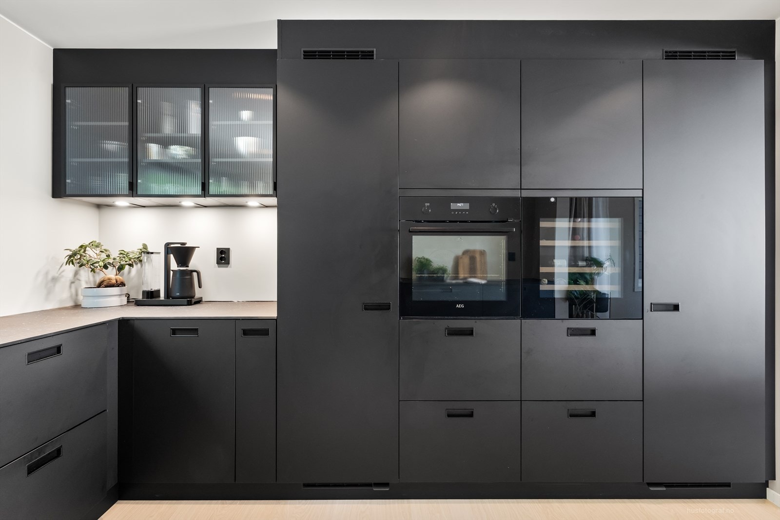 Takhøye skap, med god plass til oppbevaring. Galleribilde