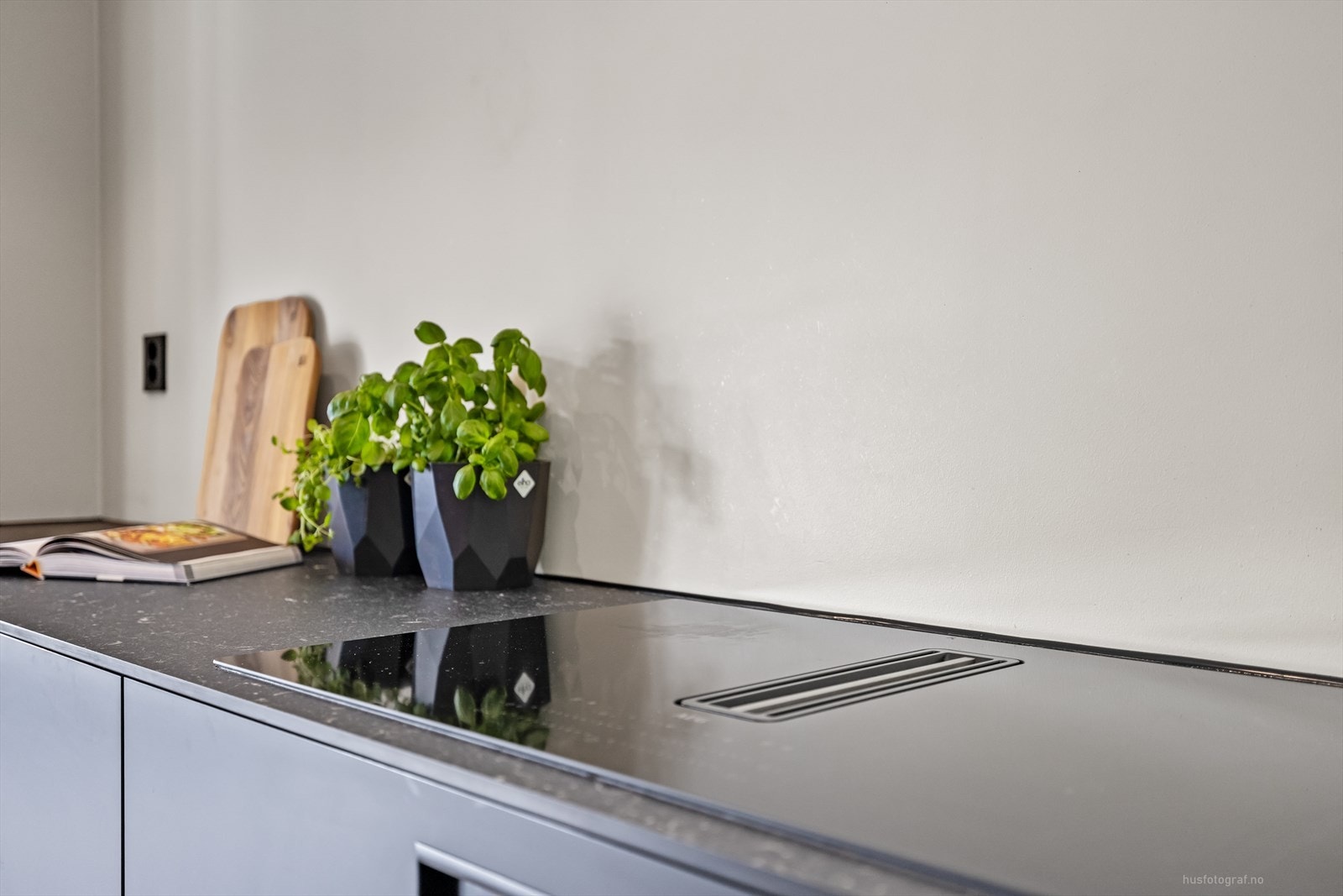 Det er stilig platetopp med nedsug, praktisk å slippe ventilasjonshette fra taket. Galleribilde