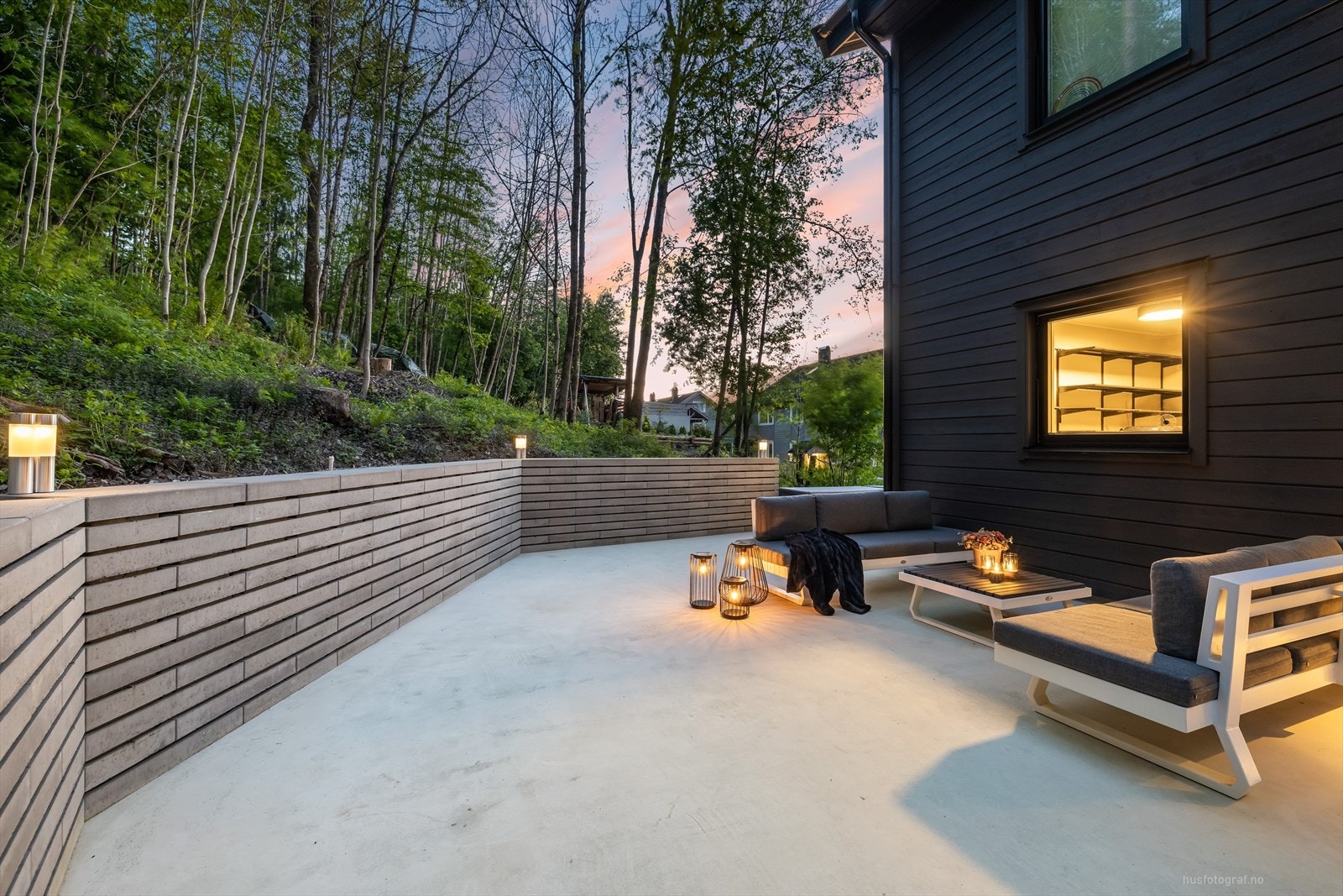 Boligen har store, delikate uteområdet, grensende mot marka. Galleribilde