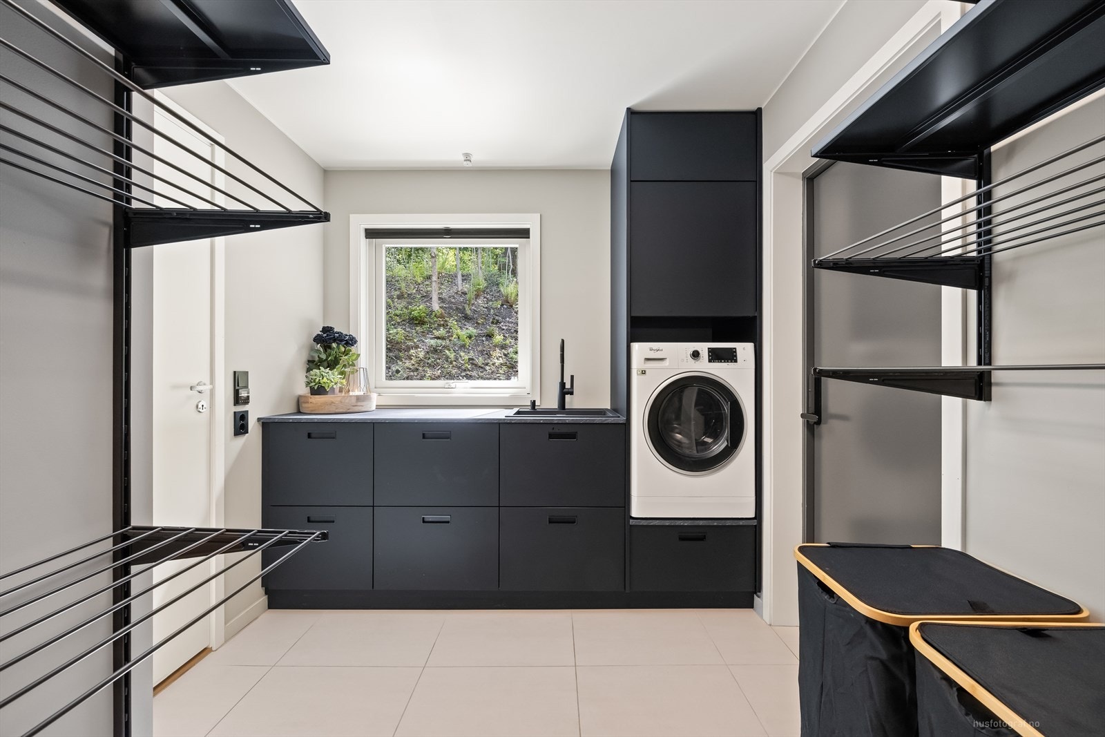 Videre inn har boligen også eget vaskerom. Her med direkte adkomst utvendig, praktisk for aktive voksne eller barn. Galleribilde