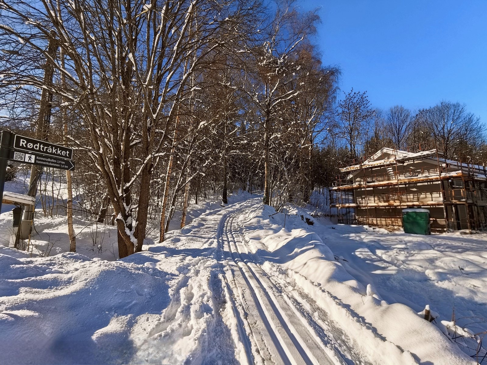 Privat bilde. Skiløyper rett bak huset på vinteren! Her under bygging av huset. Galleribilde