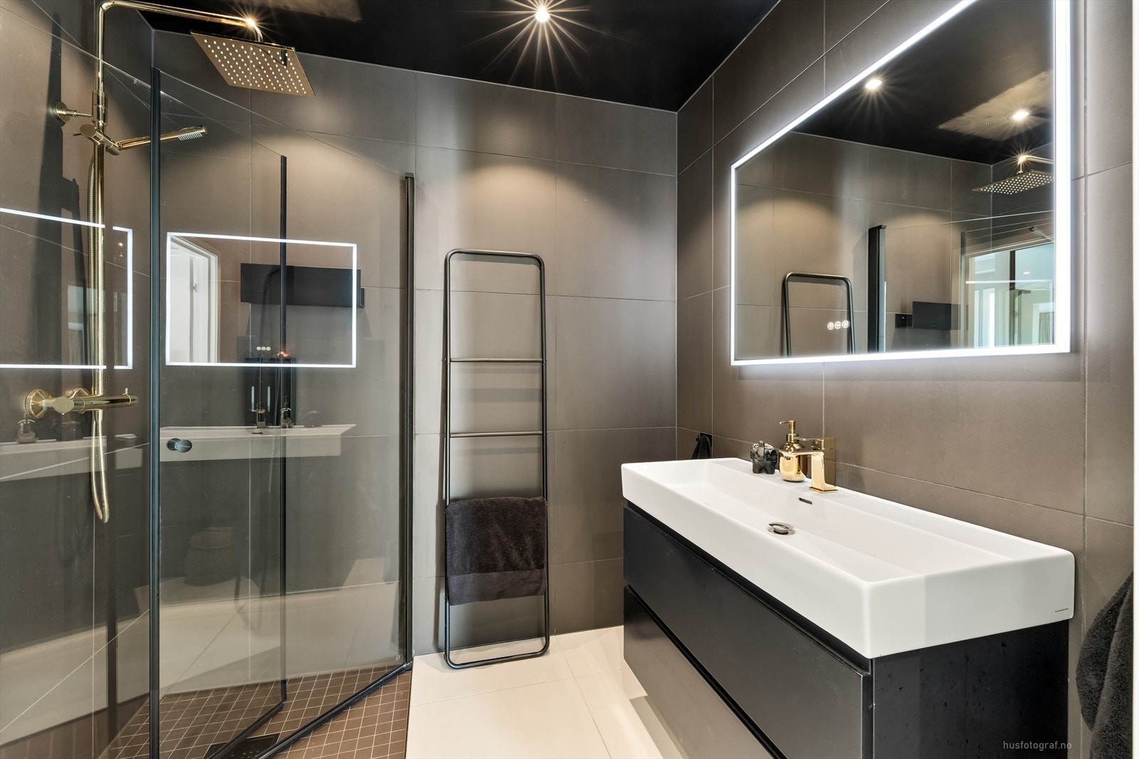 I første etasje finner med ett av boligens 2 bad. Et meget delikat og stilig bad, med gull og svarte detaljer. Galleribilde