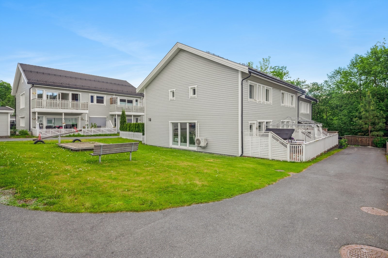 Meget familievennlig enderekkehus beliggende attraktivt til i Slemmestad. Galleribilde