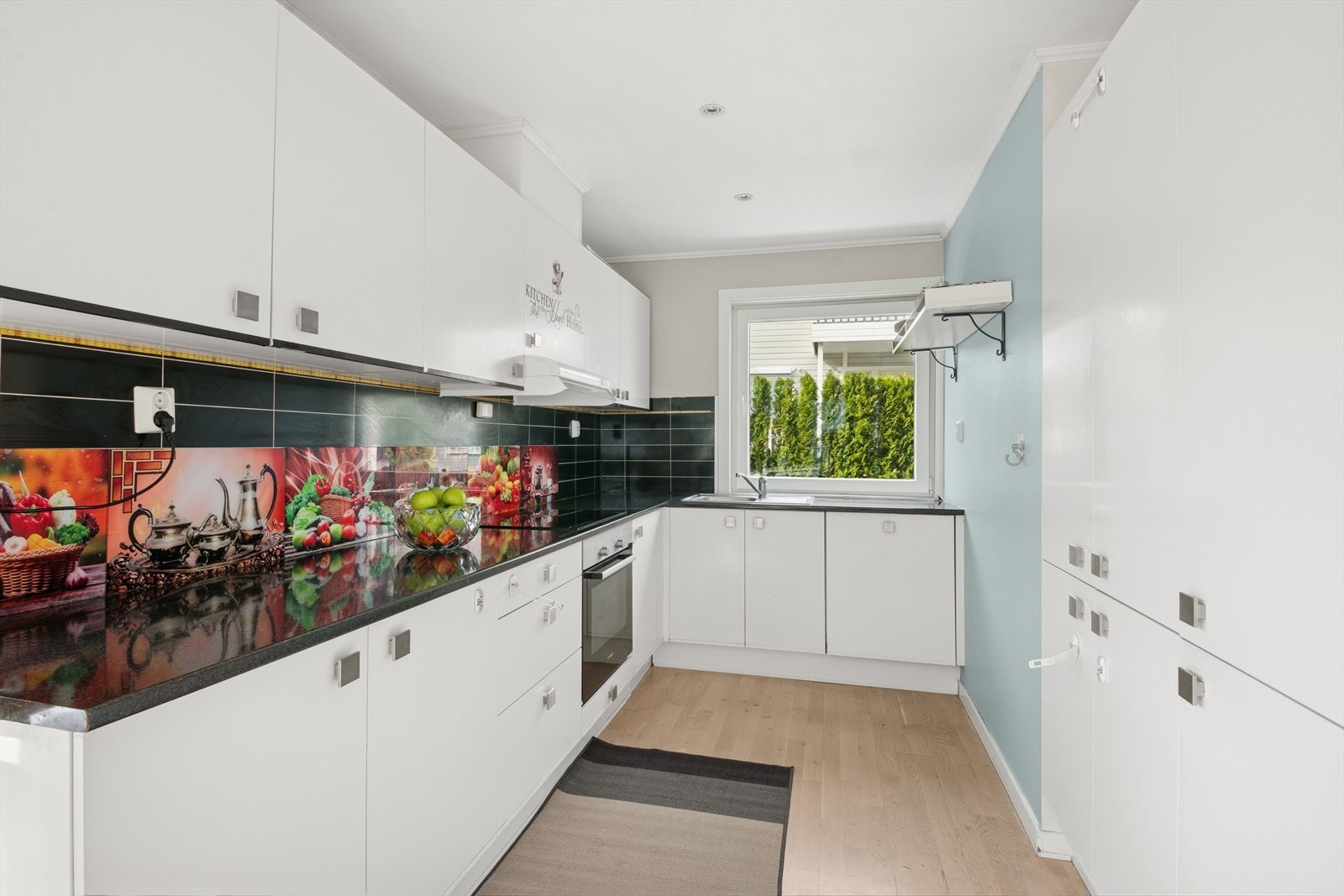 Hvit kjøkkeninnredning med rikelig skap-og benkeplass! Galleribilde