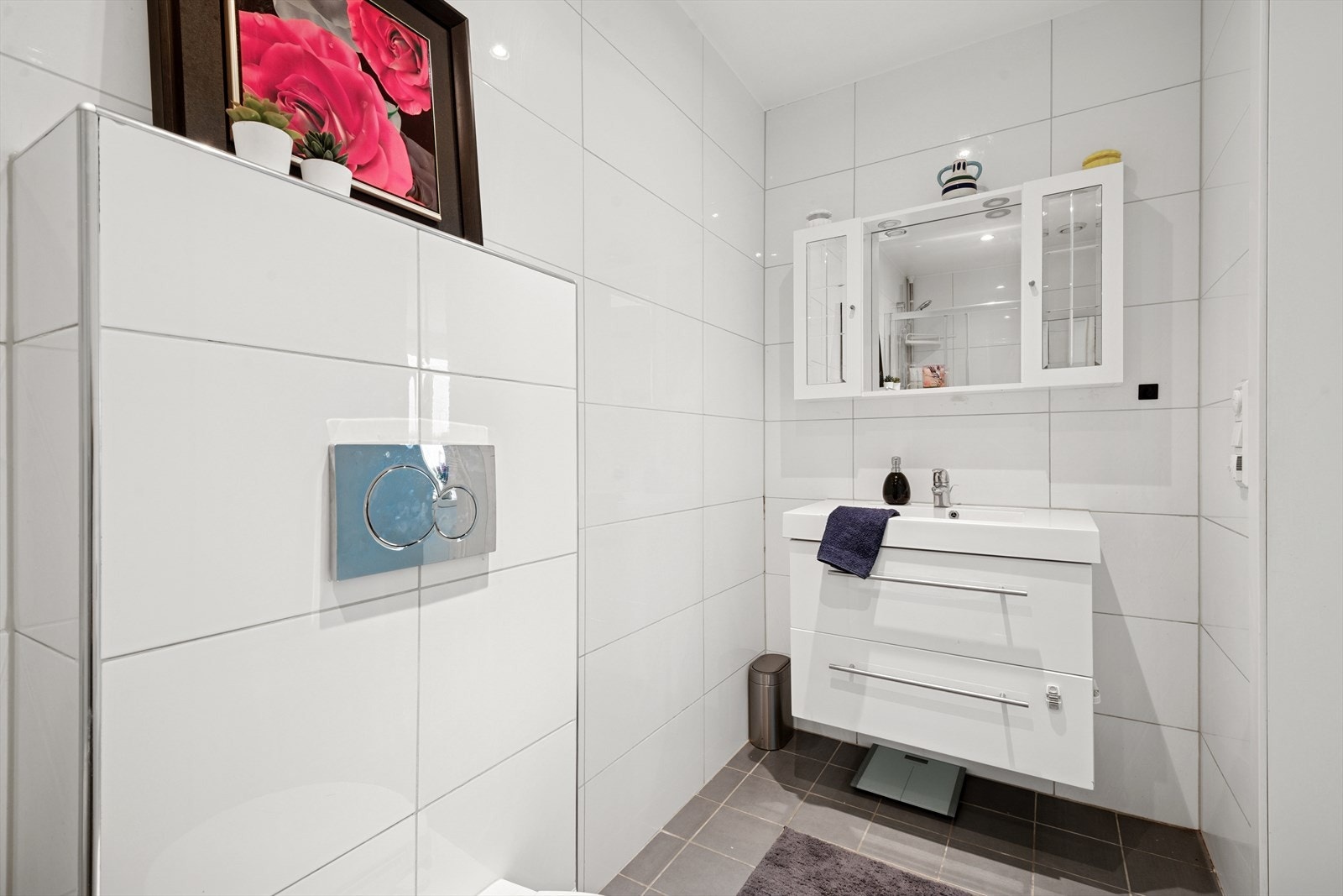 Baderommet er utstyrt med servant, vegghengt toalett, og dusjnisje. Varmekabler på gulv. Galleribilde