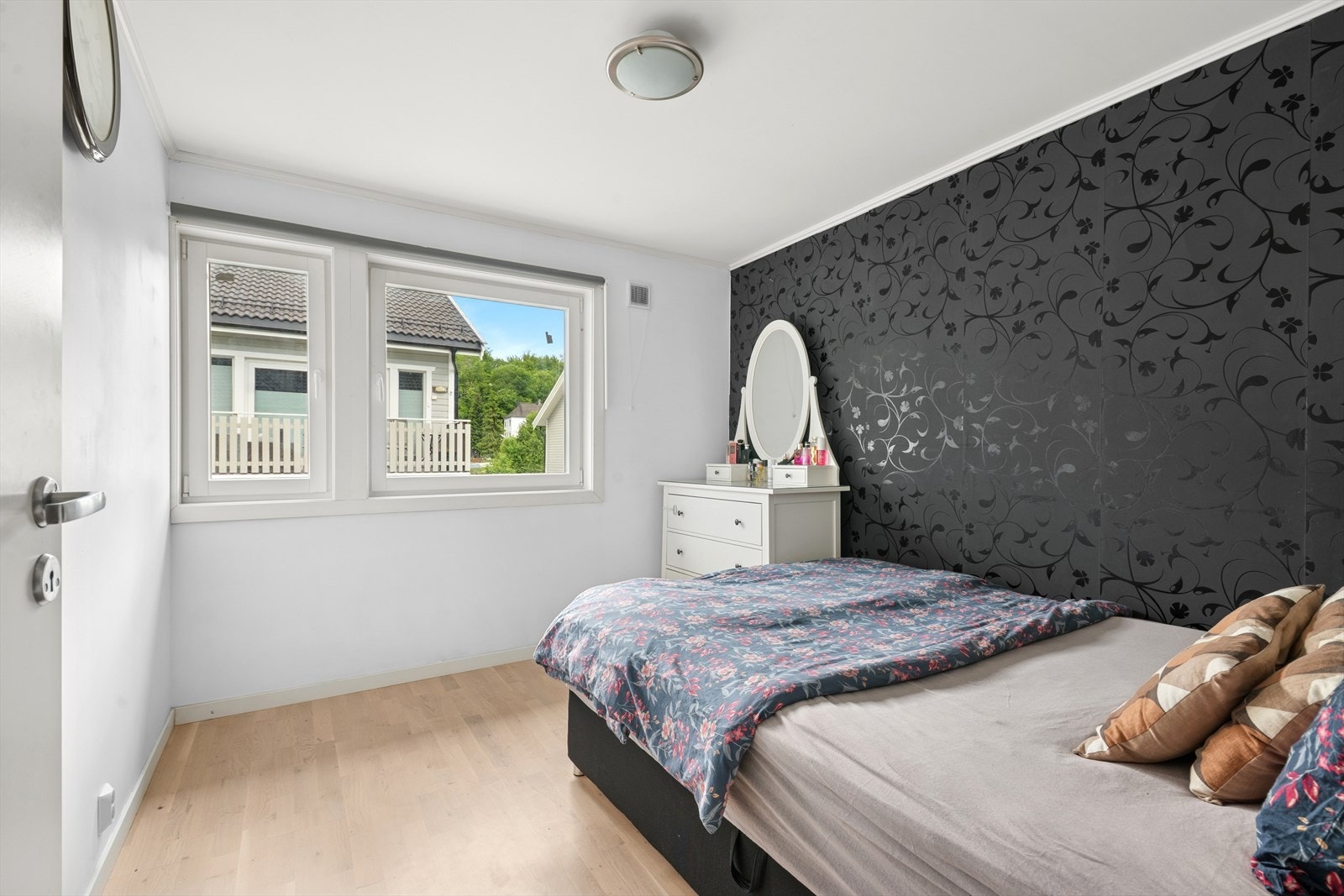 Det er totalt 4 soverom i boligen, alle i 2 etasje. Dette er soverom 1. Galleribilde