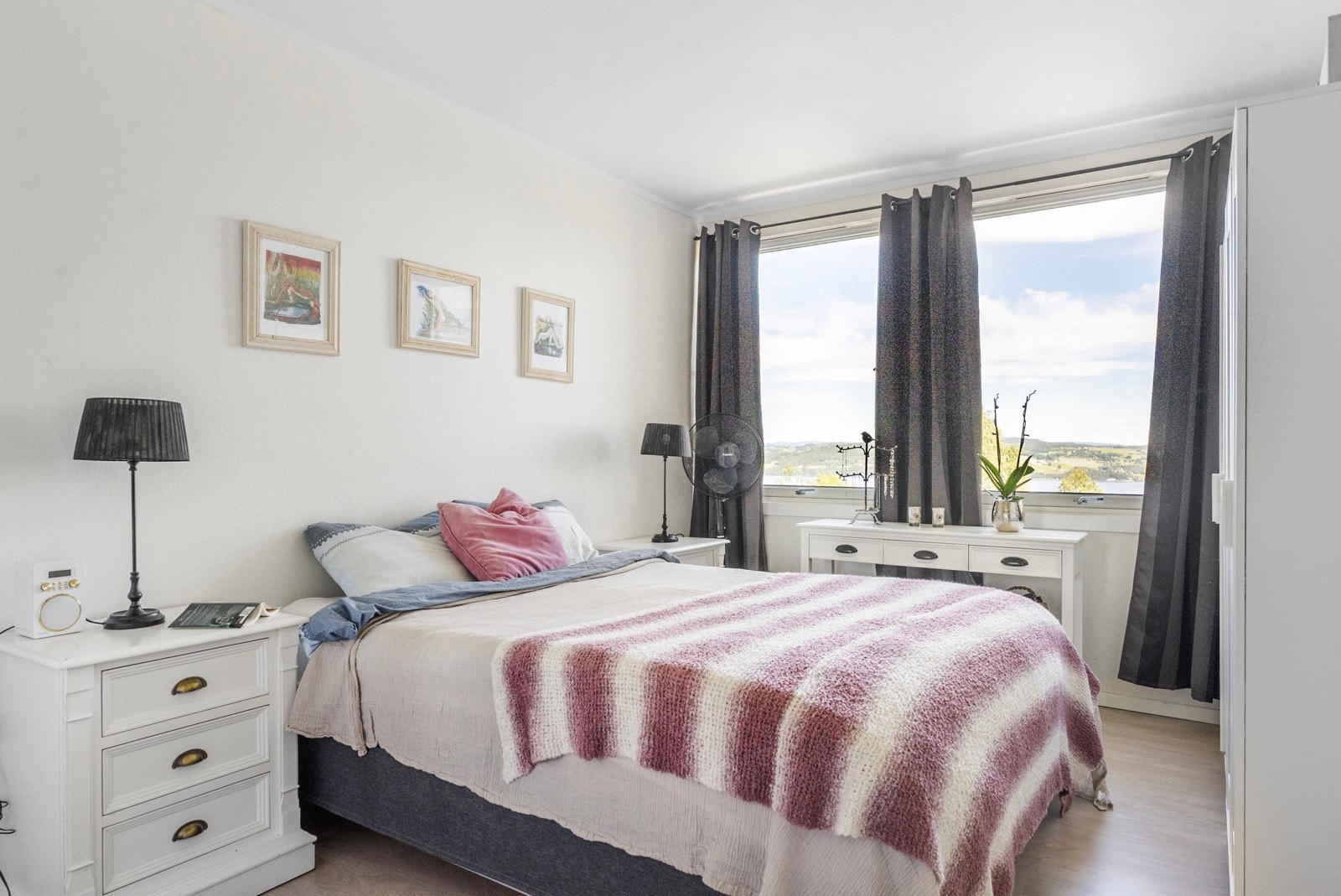 Soverom med god størrelse og plass til garderobeskap Galleribilde