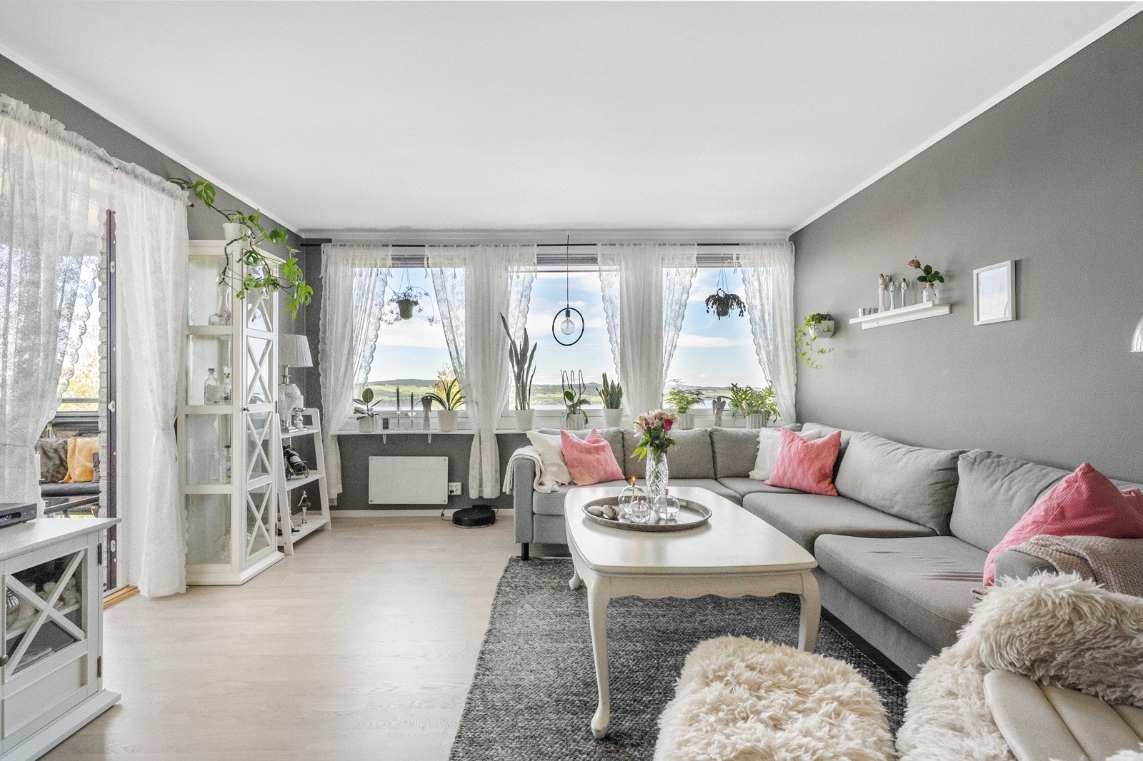 Lun stue i åpen løsning mot kjøkkenet. Galleribilde