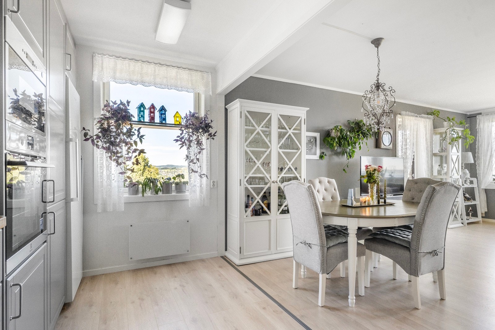 Innredningen er i laminat med profielrte fronter og hovedsakelig integrerte hvitevarer. Galleribilde