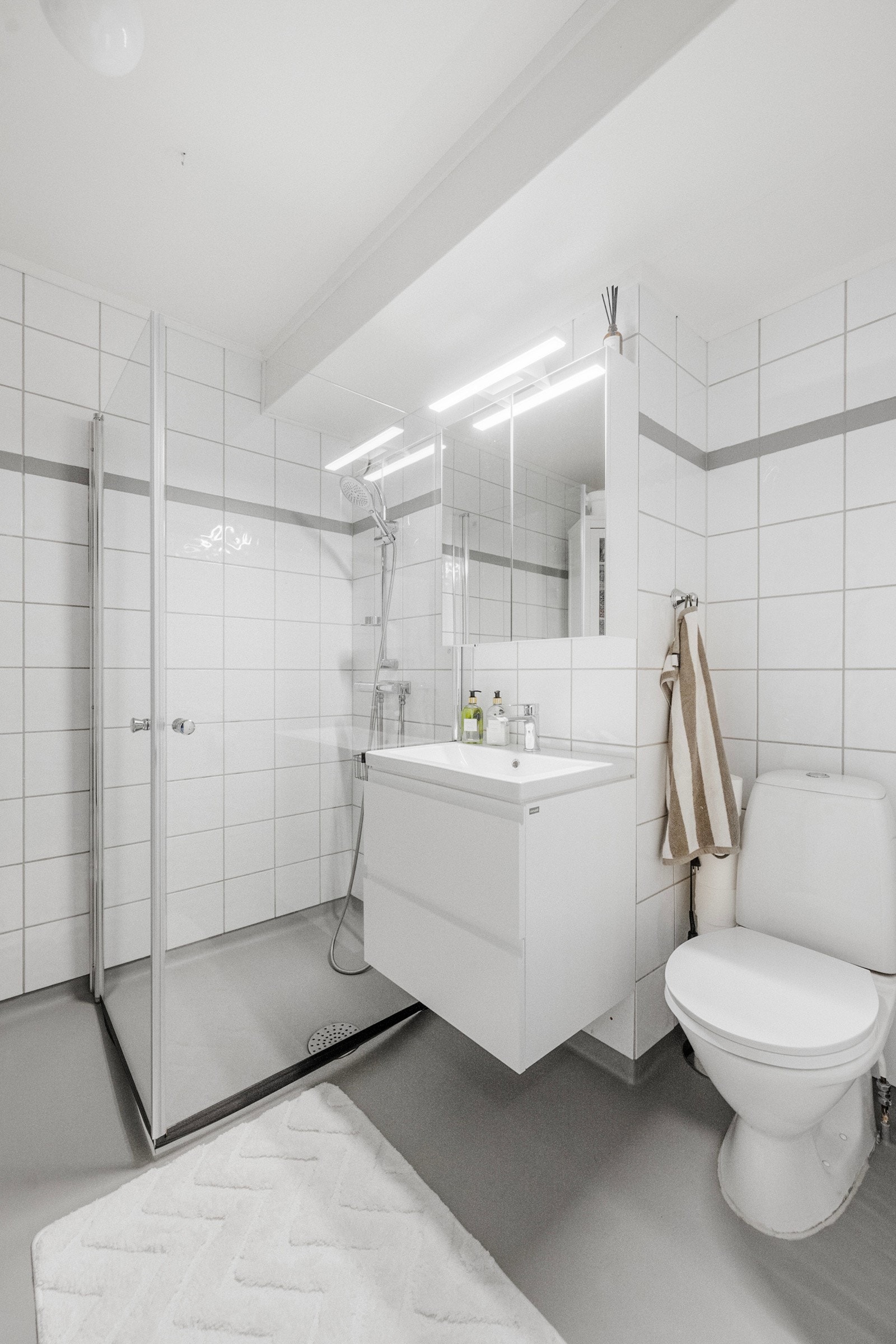 Pent oppgradert bad (2024) med ny innredning, dusjdører og nymalt gulv. Galleribilde