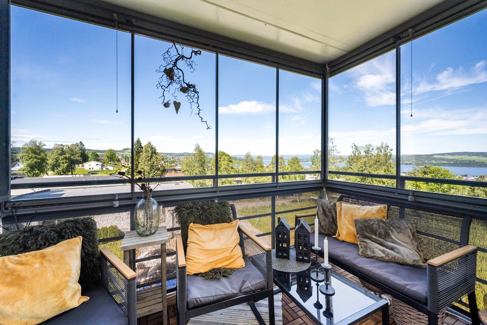 Innglasset balkong mot nord med adkomst fra stuen. Galleribilde